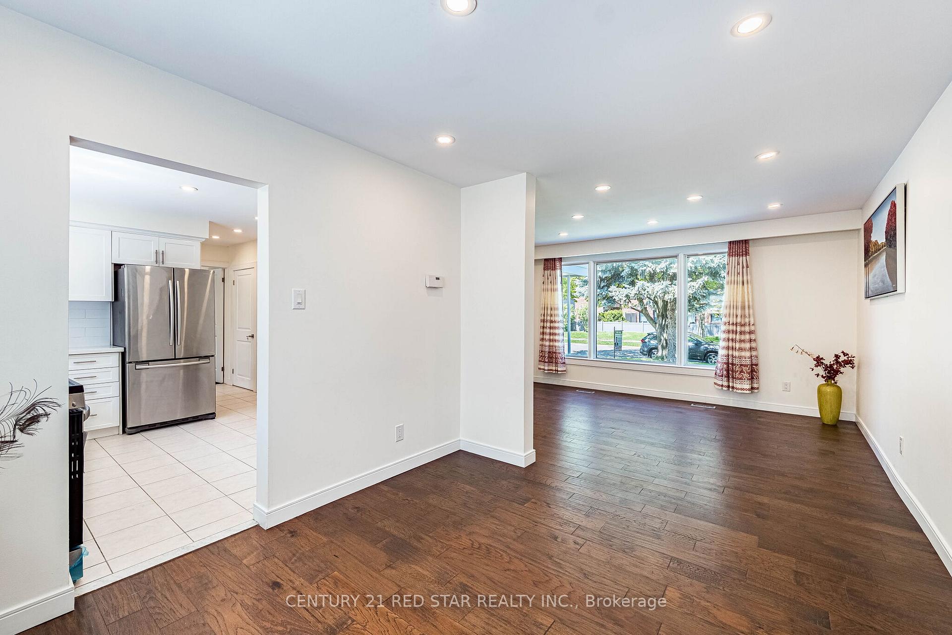 Photo 9 of 42 Broadfield Drive, Etobicoke, Markland Wood — HOMEH