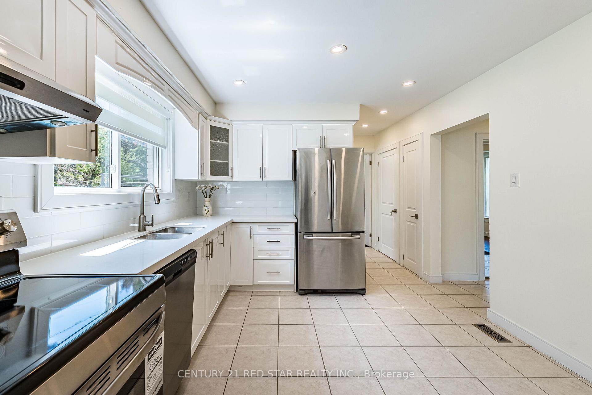 Photo 10 of 42 Broadfield Drive, Etobicoke, Markland Wood — HOMEH
