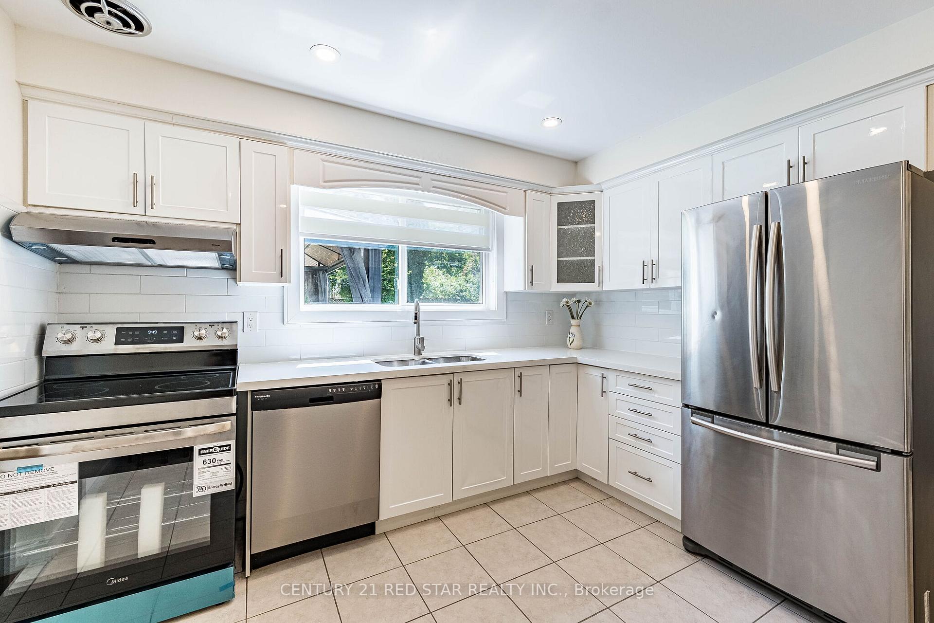 Photo 11 of 42 Broadfield Drive, Etobicoke, Markland Wood — HOMEH