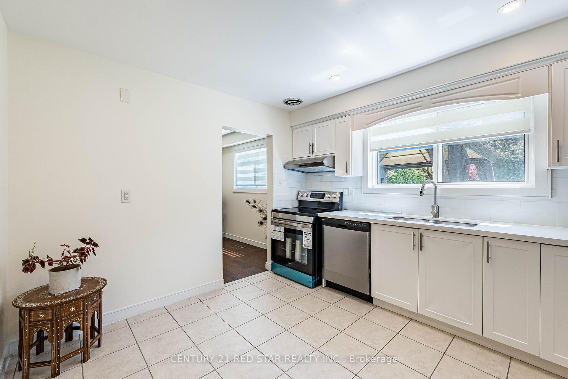 Photo 12 of 42 Broadfield Drive, Etobicoke, Markland Wood — HOMEH