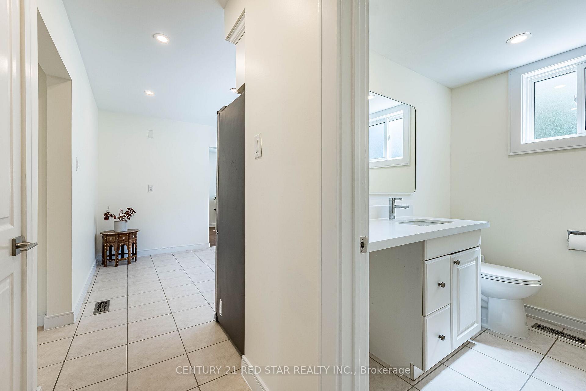 Photo 13 of 42 Broadfield Drive, Etobicoke, Markland Wood — HOMEH