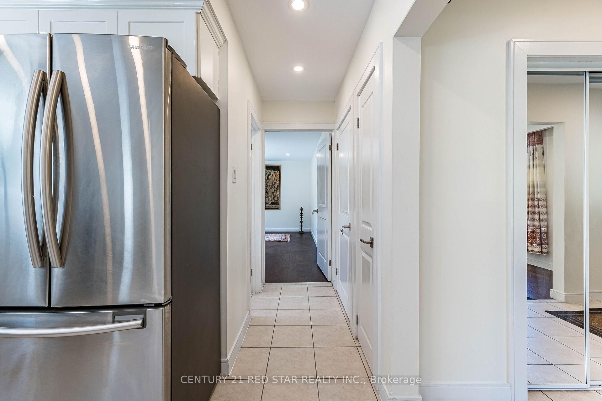 Photo 14 of 42 Broadfield Drive, Etobicoke, Markland Wood — HOMEH