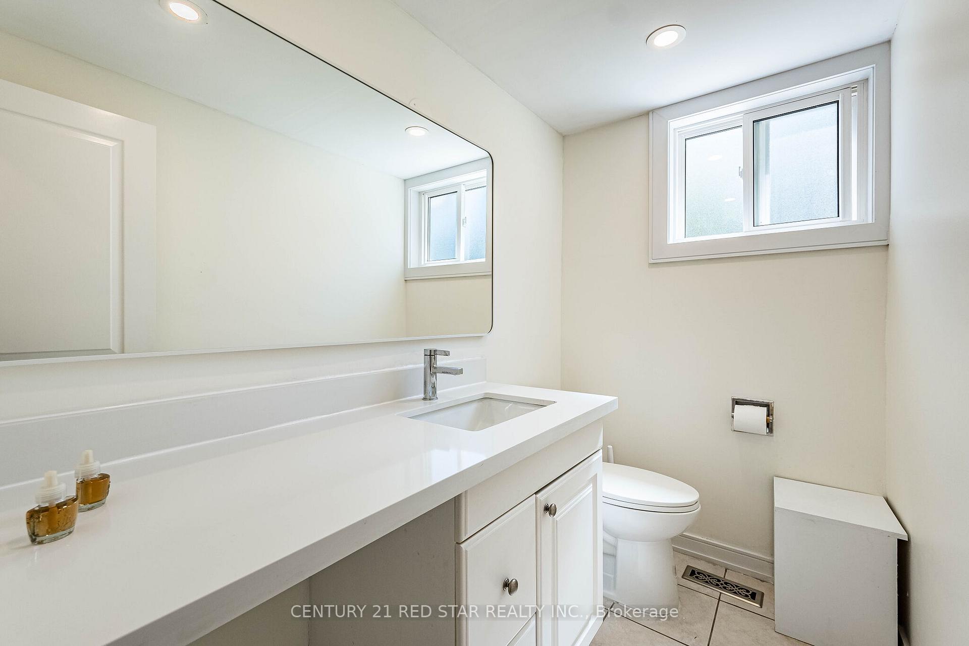 Photo 15 of 42 Broadfield Drive, Etobicoke, Markland Wood — HOMEH