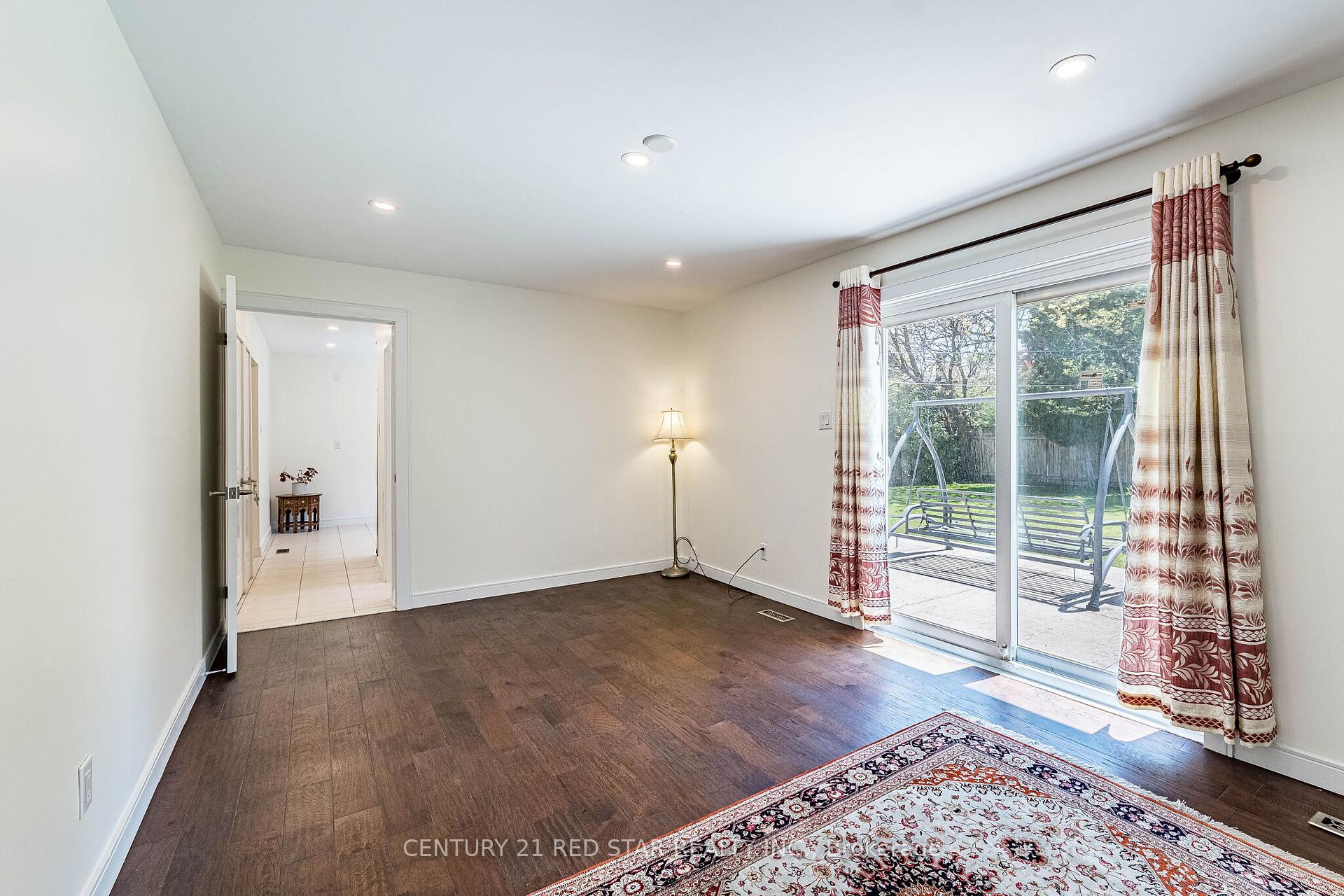 Photo 16 of 42 Broadfield Drive, Etobicoke, Markland Wood — HOMEH