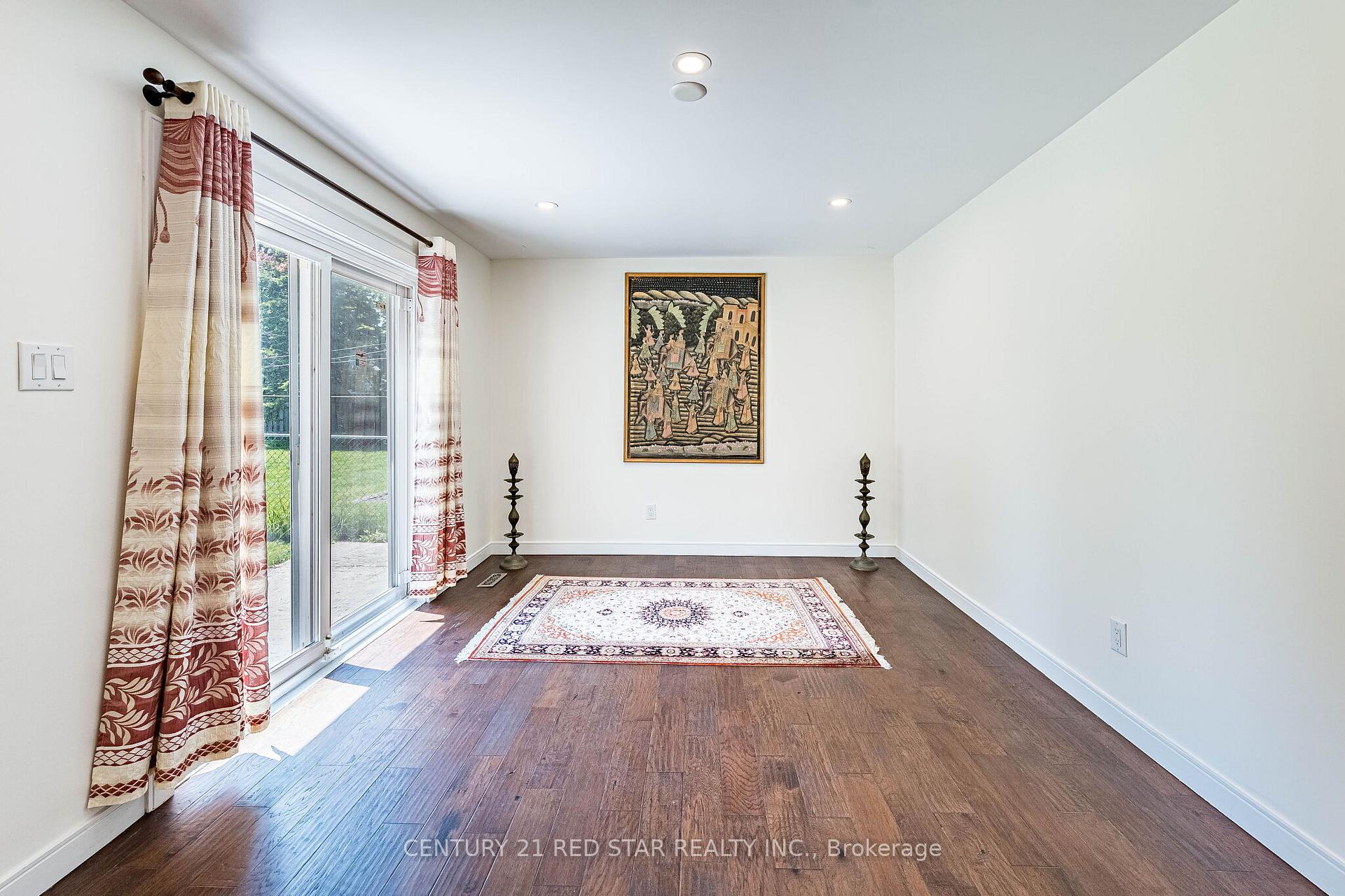 Photo 17 of 42 Broadfield Drive, Etobicoke, Markland Wood — HOMEH