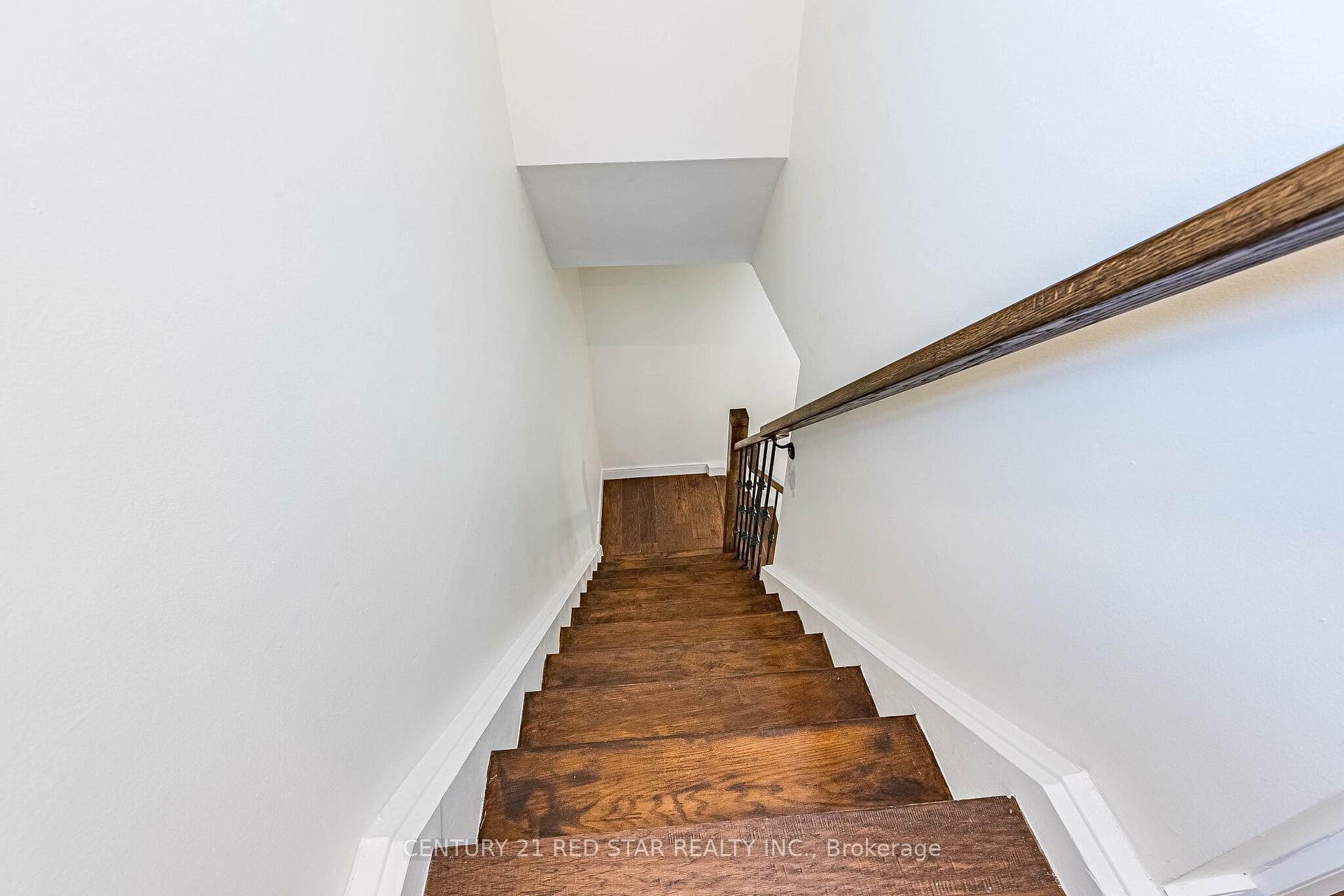 Photo 18 of 42 Broadfield Drive, Etobicoke, Markland Wood — HOMEH