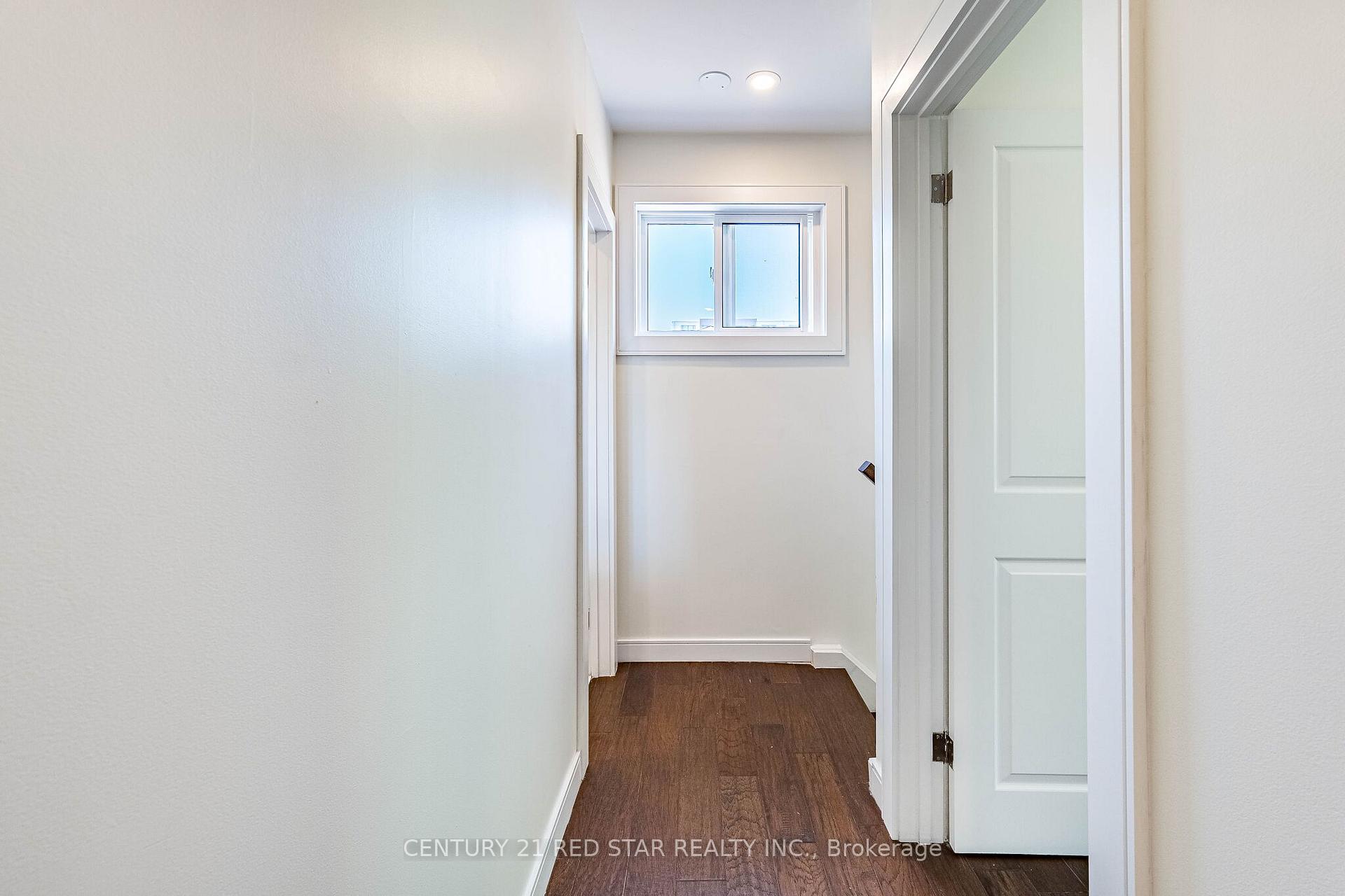 Photo 19 of 42 Broadfield Drive, Etobicoke, Markland Wood — HOMEH