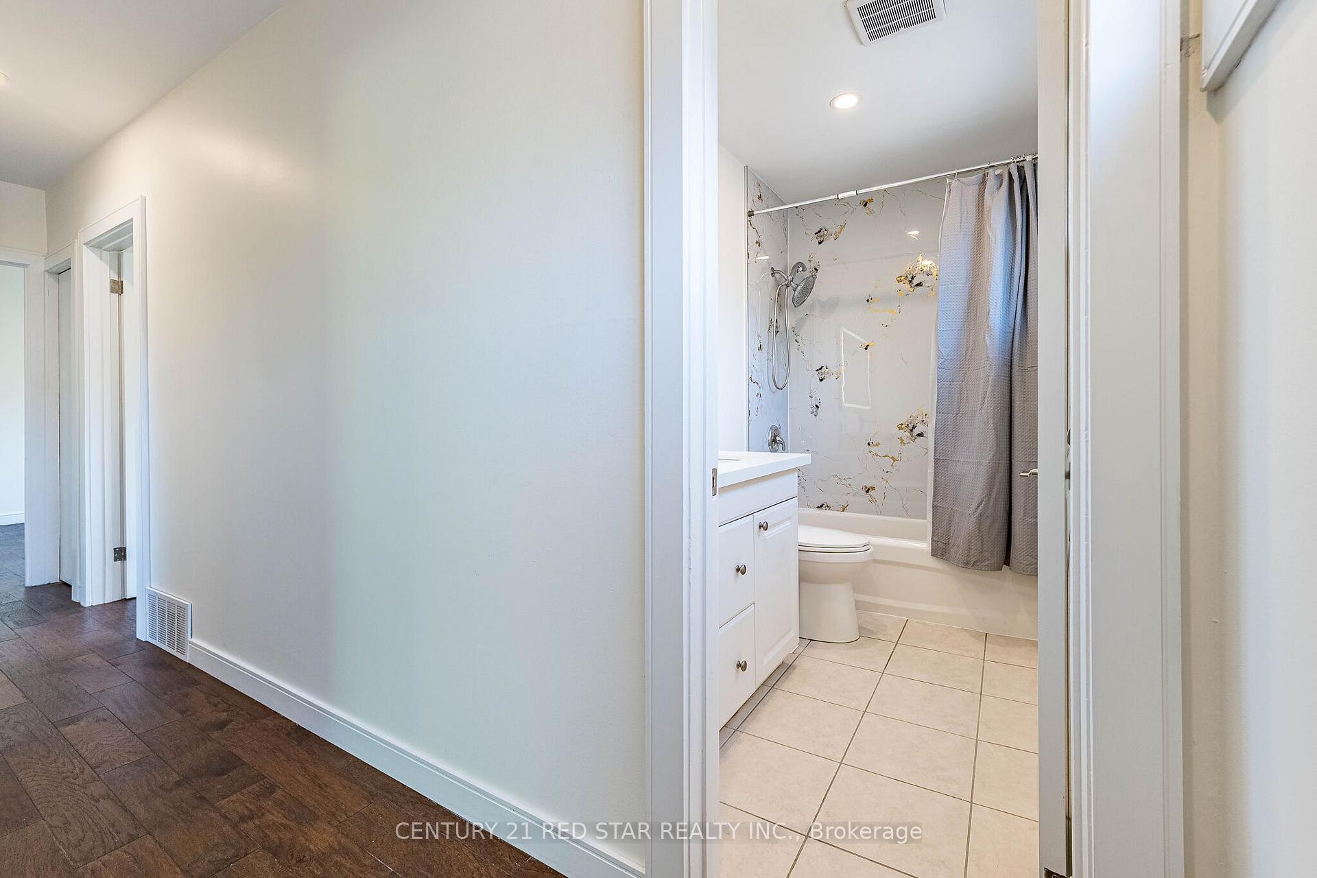 Photo 21 of 42 Broadfield Drive, Etobicoke, Markland Wood — HOMEH