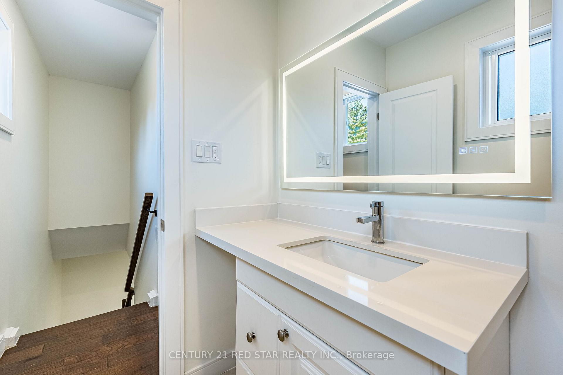 Photo 24 of 42 Broadfield Drive, Etobicoke, Markland Wood — HOMEH