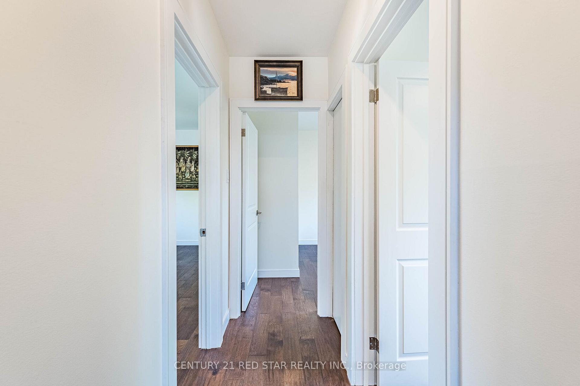 Photo 27 of 42 Broadfield Drive, Etobicoke, Markland Wood — HOMEH