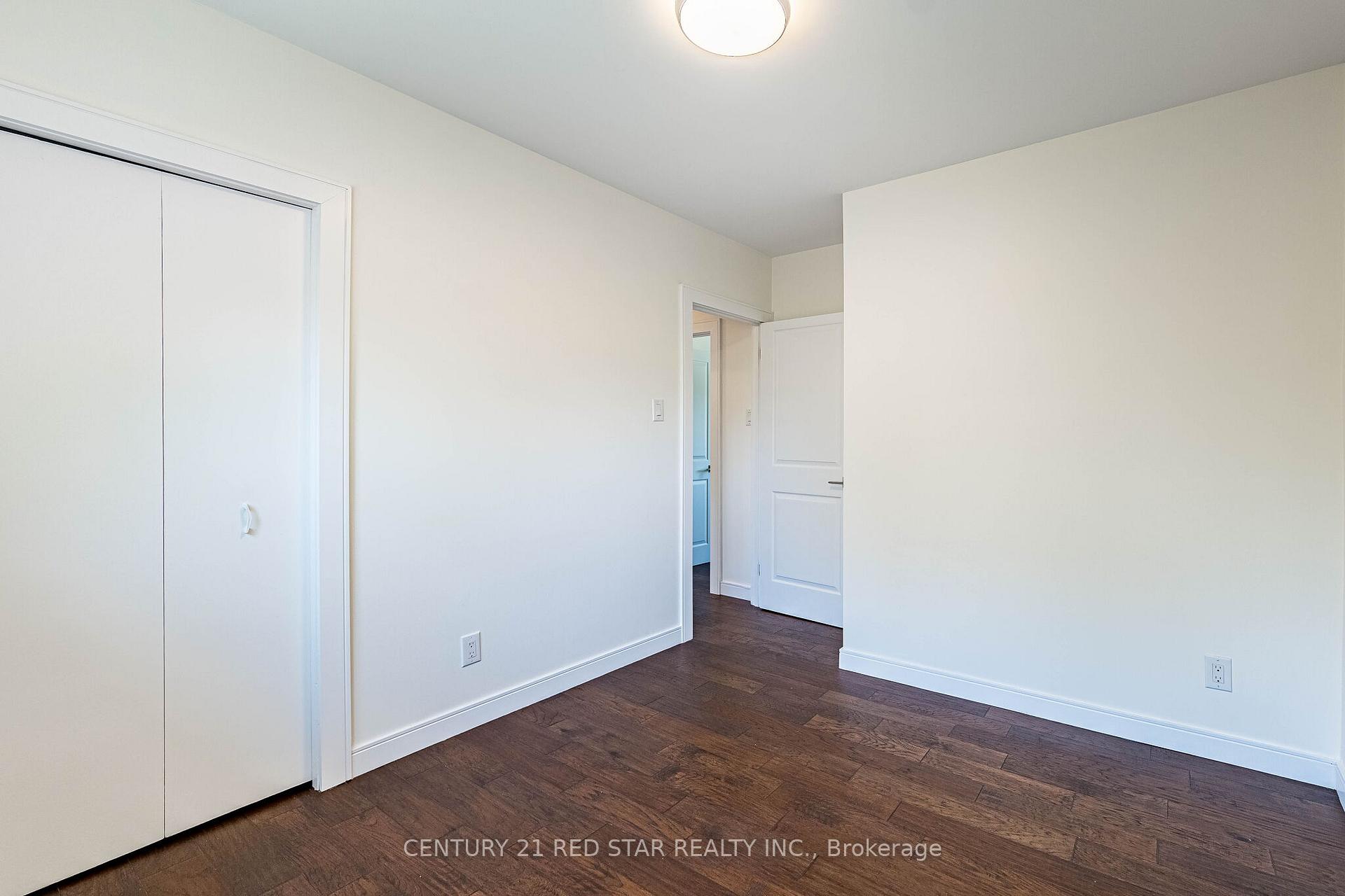 Photo 31 of 42 Broadfield Drive, Etobicoke, Markland Wood — HOMEH