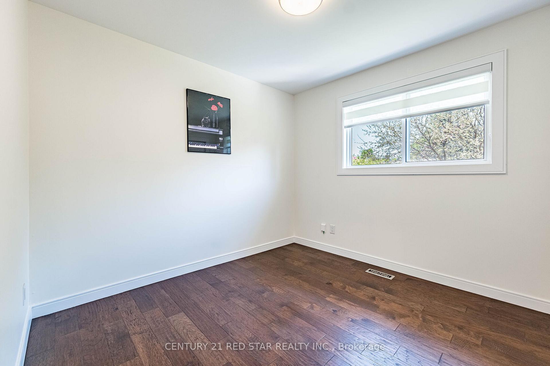 Photo 32 of 42 Broadfield Drive, Etobicoke, Markland Wood — HOMEH