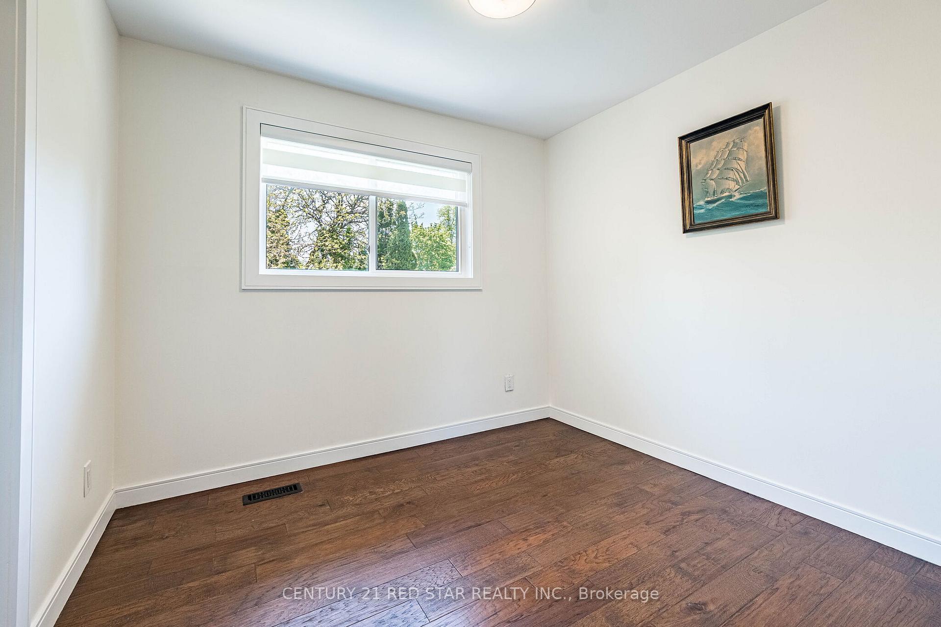 Photo 33 of 42 Broadfield Drive, Etobicoke, Markland Wood — HOMEH