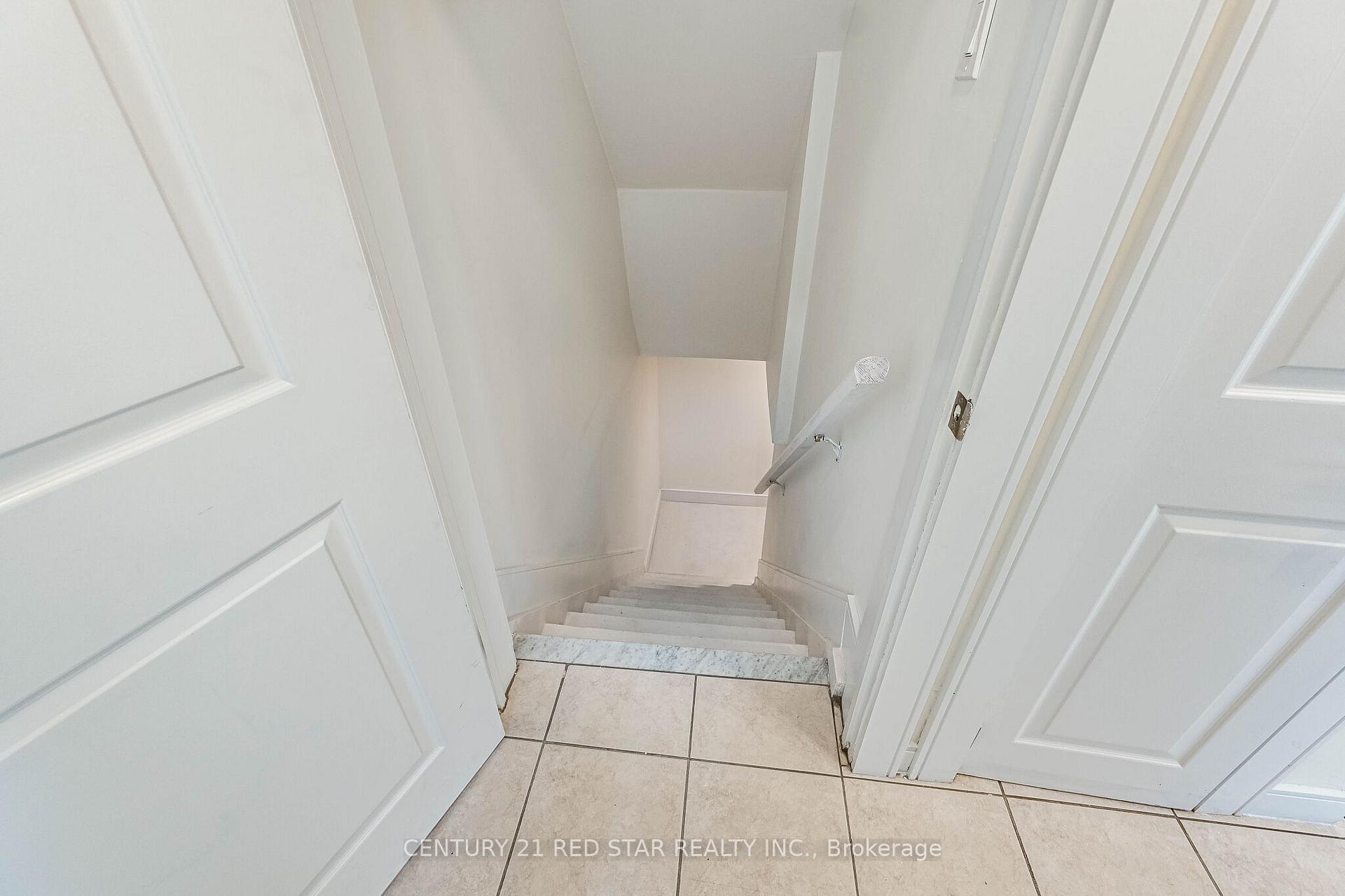 Photo 36 of 42 Broadfield Drive, Etobicoke, Markland Wood — HOMEH