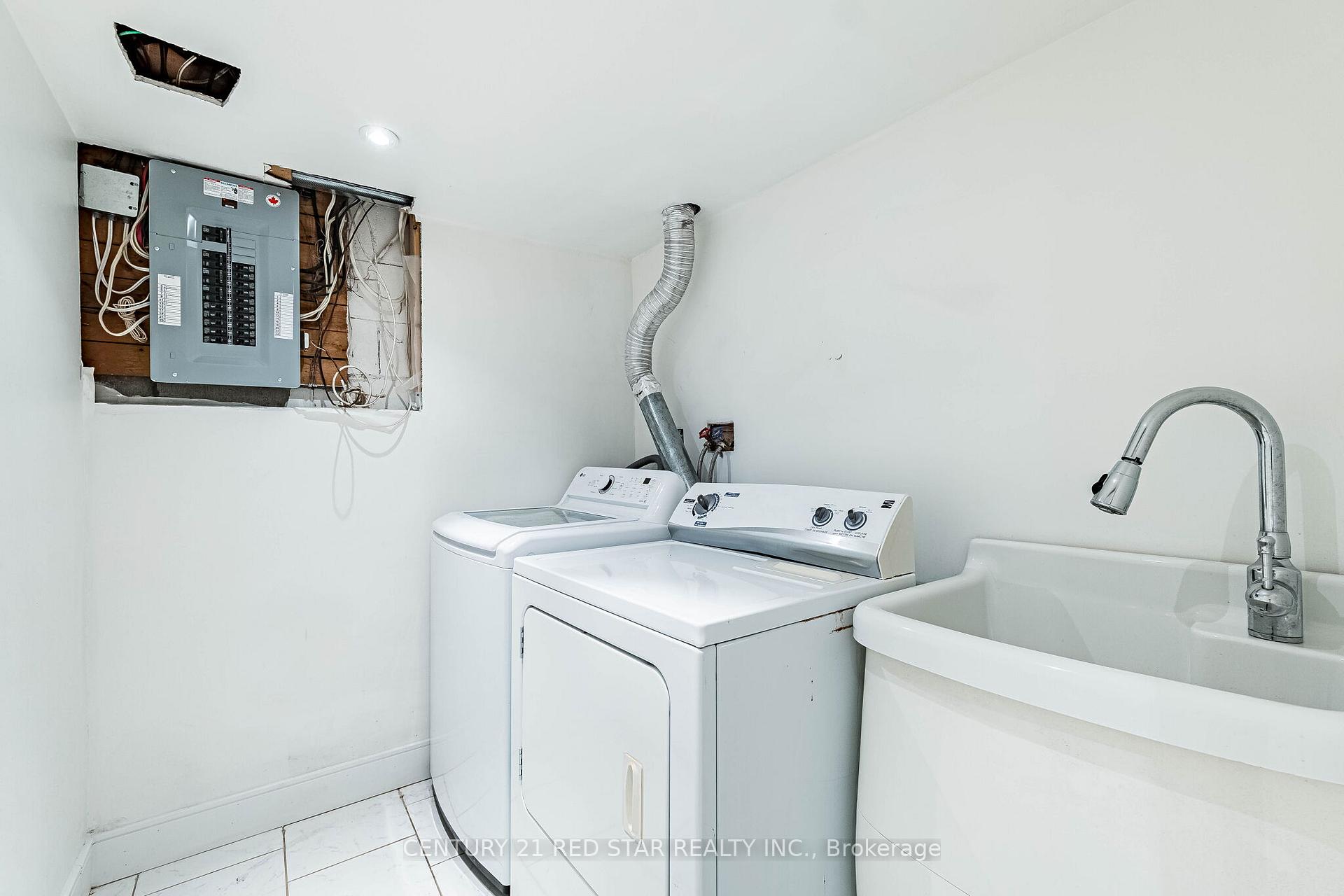 Photo 40 of 42 Broadfield Drive, Etobicoke, Markland Wood — HOMEH