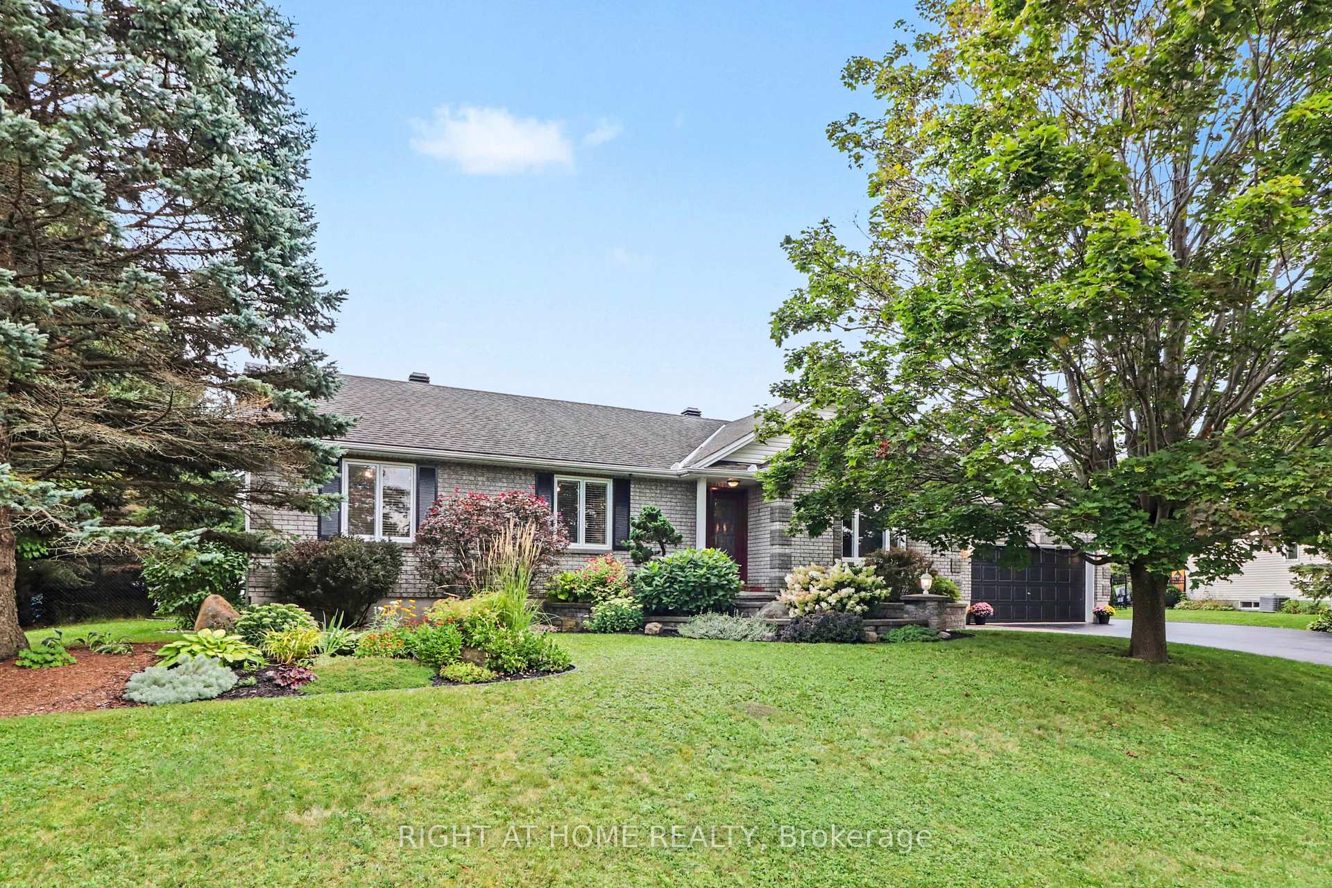 Photo 2 of 1250 Loeper Street, Ottawa, Navan — HOMEH