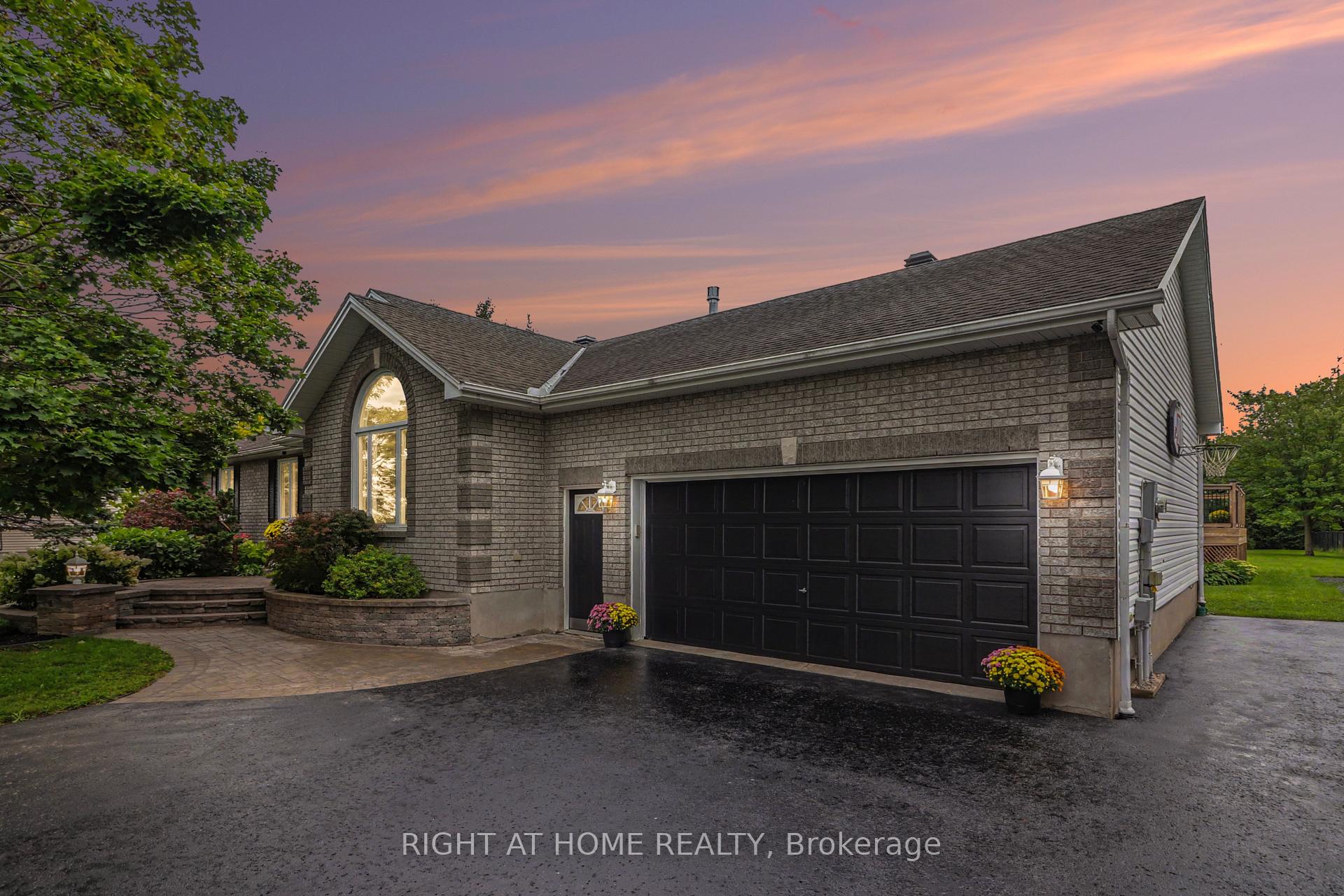Photo 3 of 1250 Loeper Street, Ottawa, Navan — HOMEH