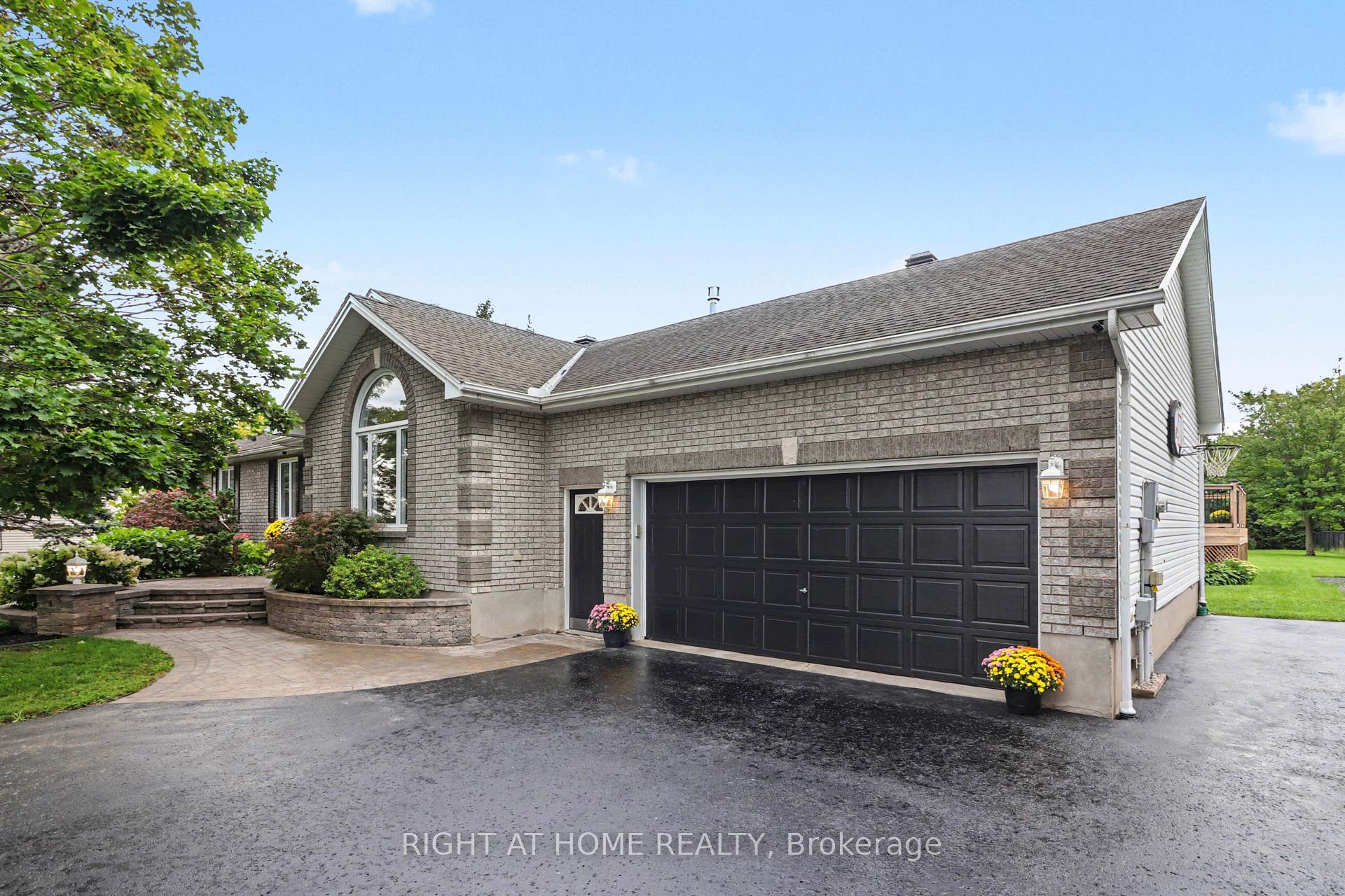 Photo 4 of 1250 Loeper Street, Ottawa, Navan — HOMEH