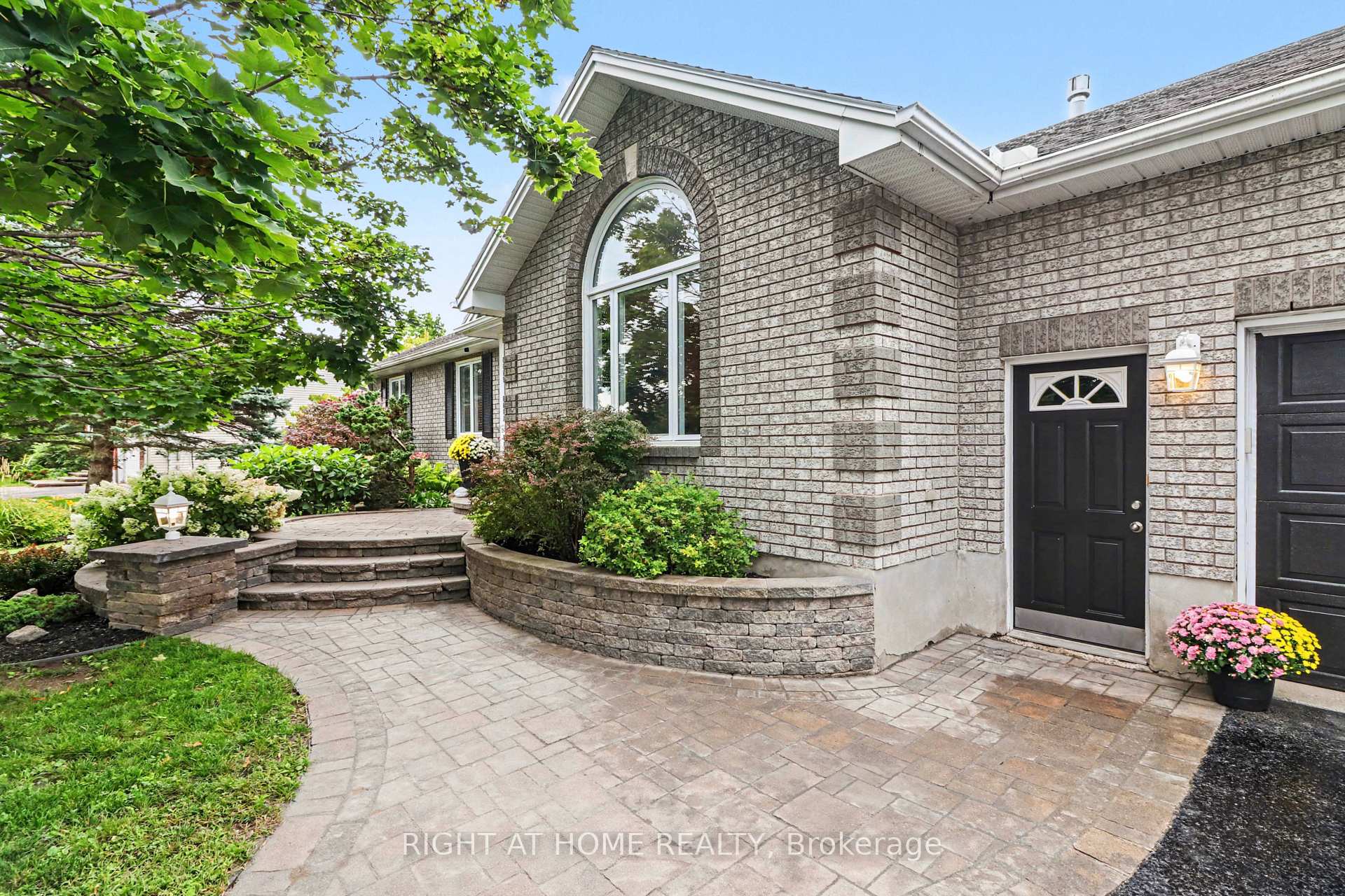 Photo 5 of 1250 Loeper Street, Ottawa, Navan — HOMEH