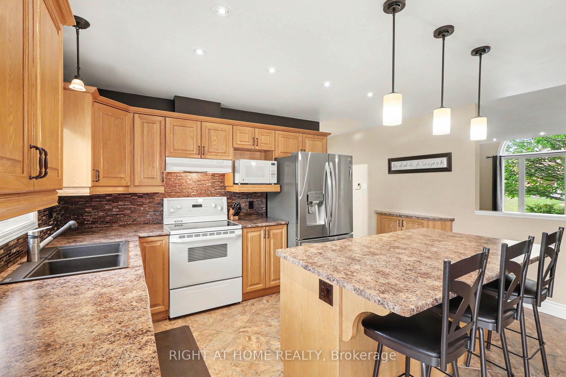 Photo 7 of 1250 Loeper Street, Ottawa, Navan — HOMEH