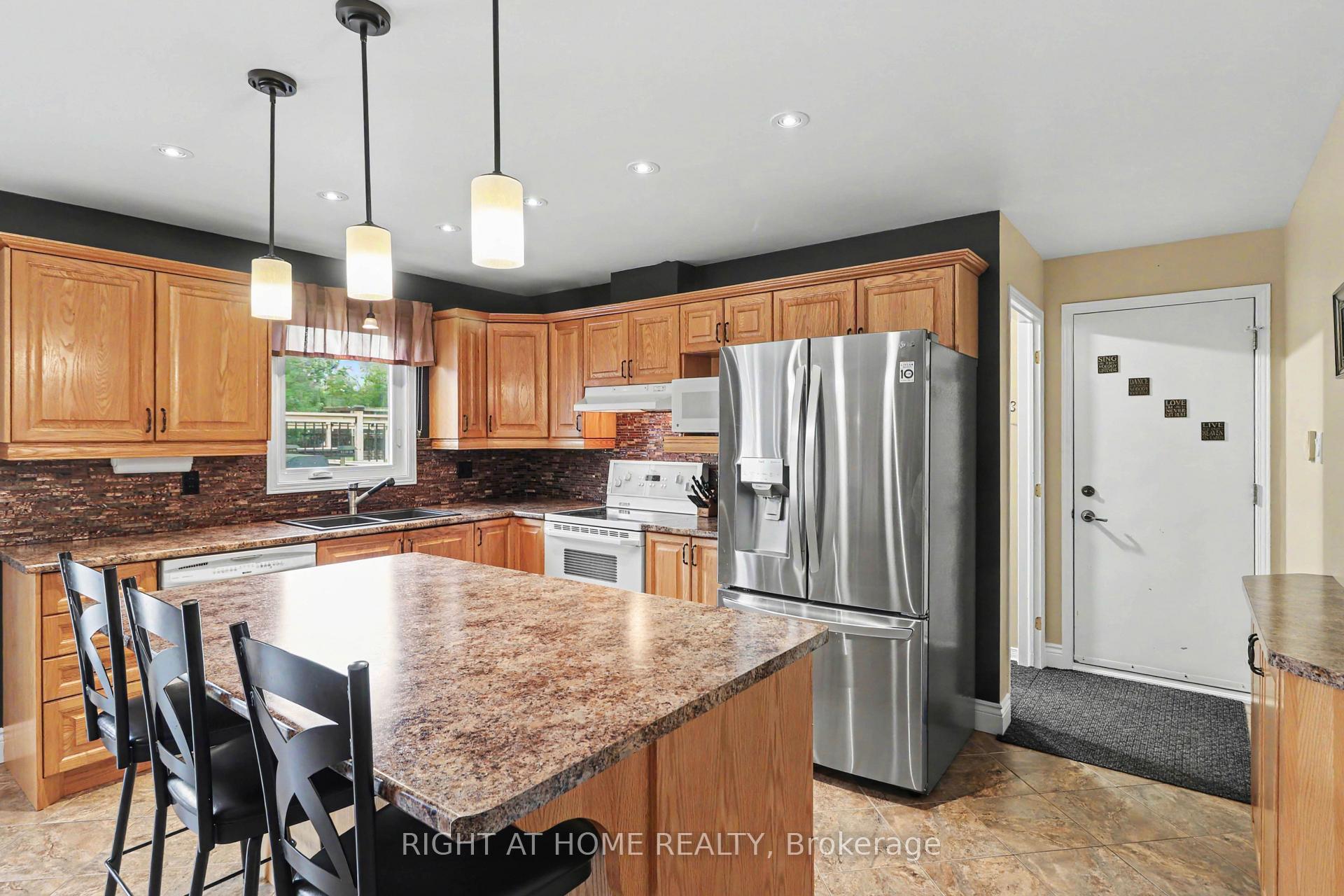 Photo 9 of 1250 Loeper Street, Ottawa, Navan — HOMEH