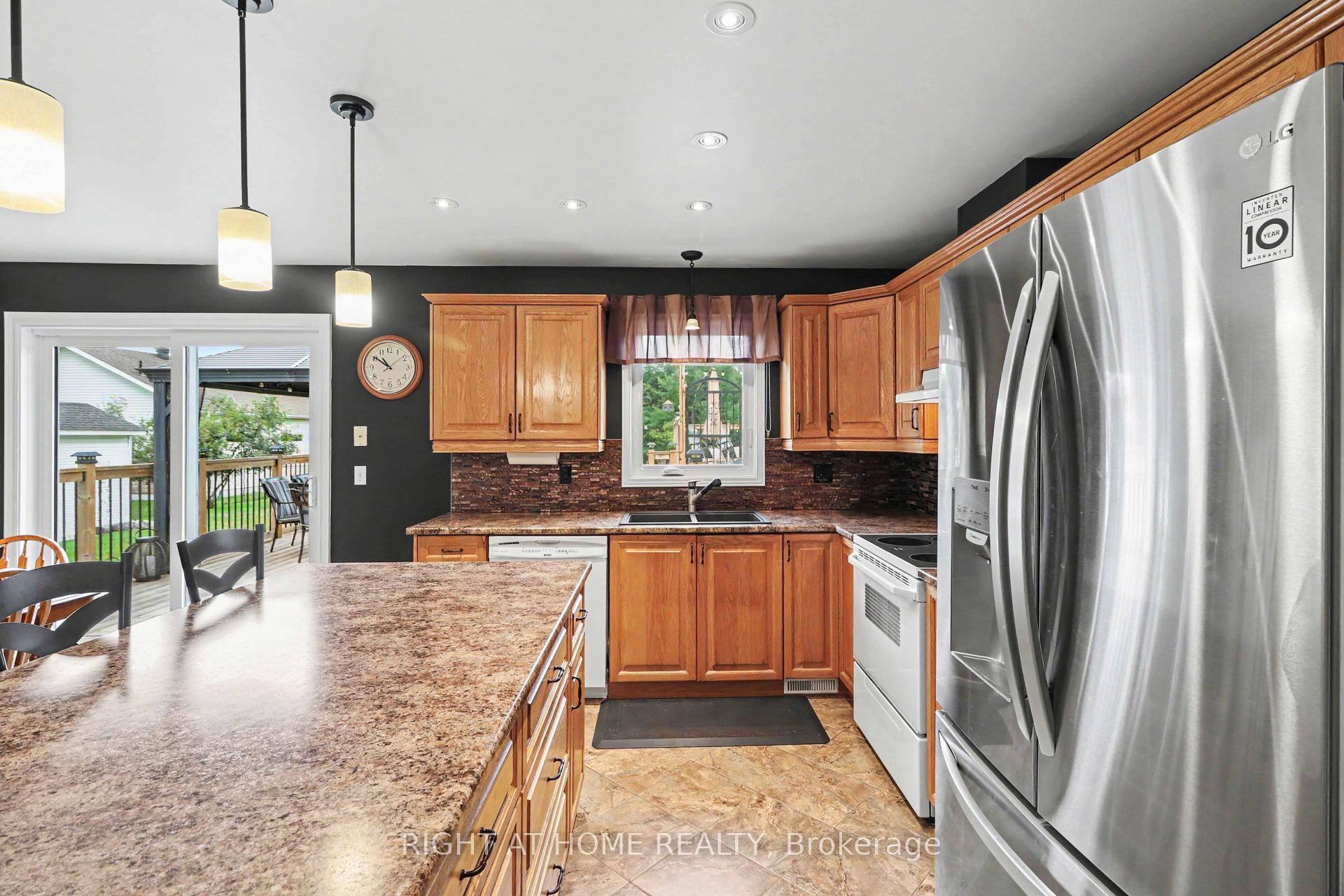 Photo 10 of 1250 Loeper Street, Ottawa, Navan — HOMEH