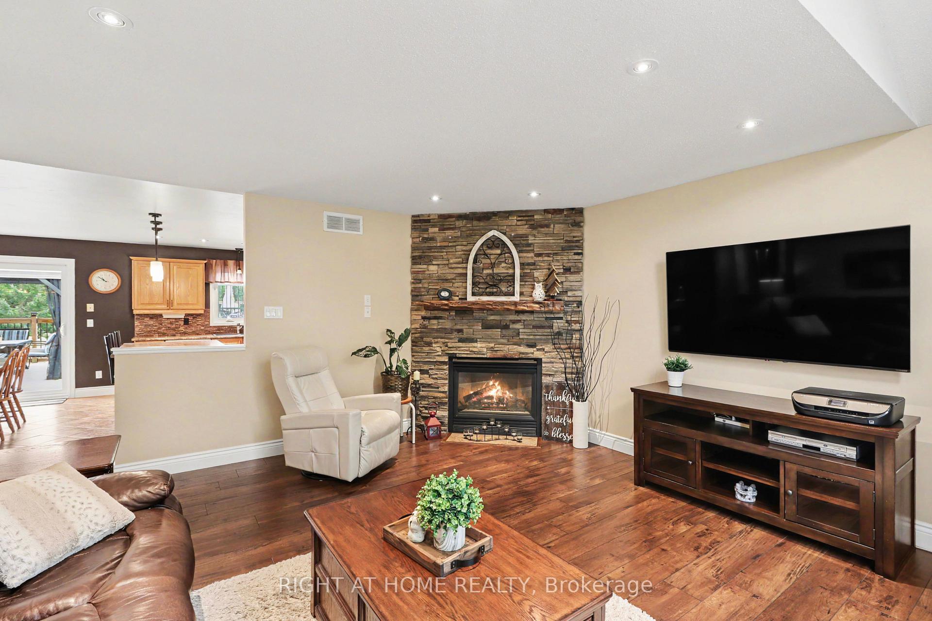 Photo 17 of 1250 Loeper Street, Ottawa, Navan — HOMEH