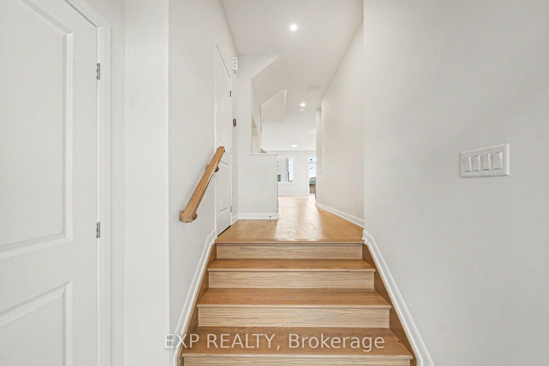 Photo 3 of 650 Moonglade Crescent, Ottawa, Barrhaven - Half Moon Bay — HOMEH