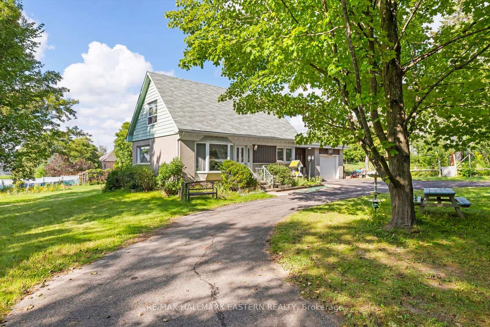 Photo 3 of 1932 Sherbrooke Street W, Peterborough, Monaghan Ward 2 — HOMEH