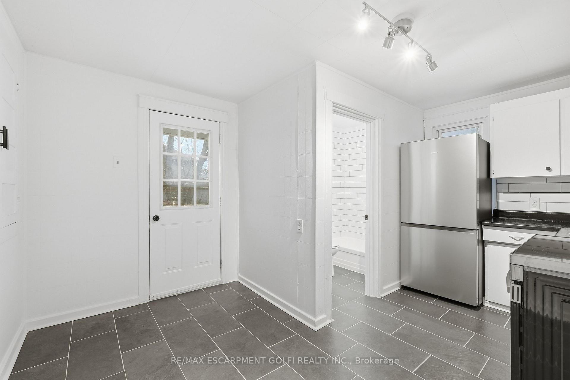 Photo 2 of Unit Main, 27 Albert Street, Welland, Welland Downtown — HOMEH
