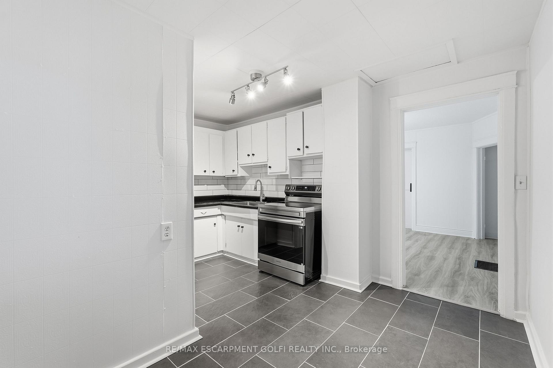 Photo 4 of Unit Main, 27 Albert Street, Welland, Welland Downtown — HOMEH