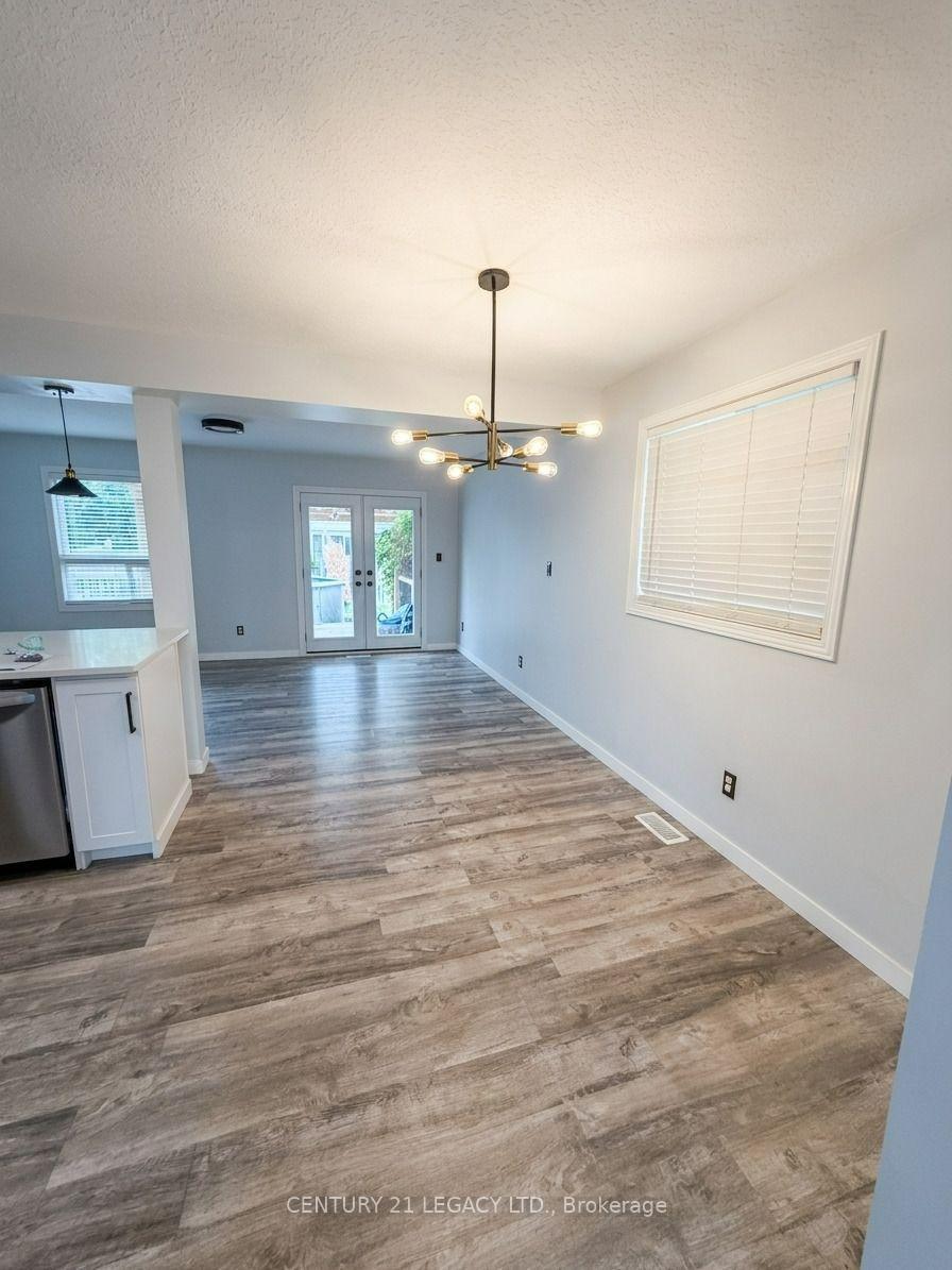 Photo 2 of 34 Mountain Laurel Crescent, Kitchener, Larentian West — HOMEH
