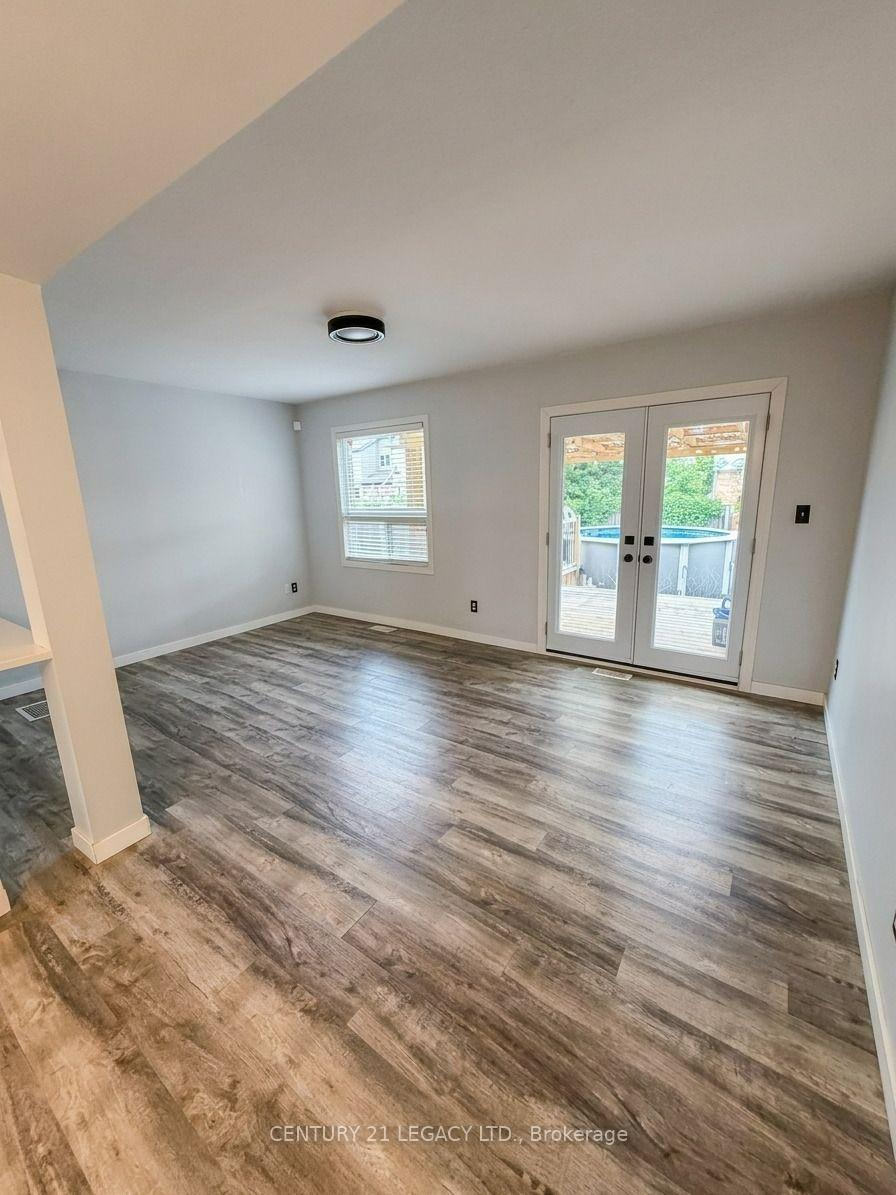Photo 3 of 34 Mountain Laurel Crescent, Kitchener, Larentian West — HOMEH