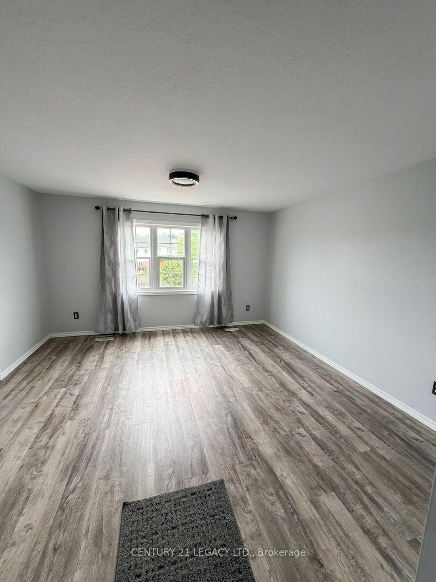 Photo 6 of 34 Mountain Laurel Crescent, Kitchener, Larentian West — HOMEH