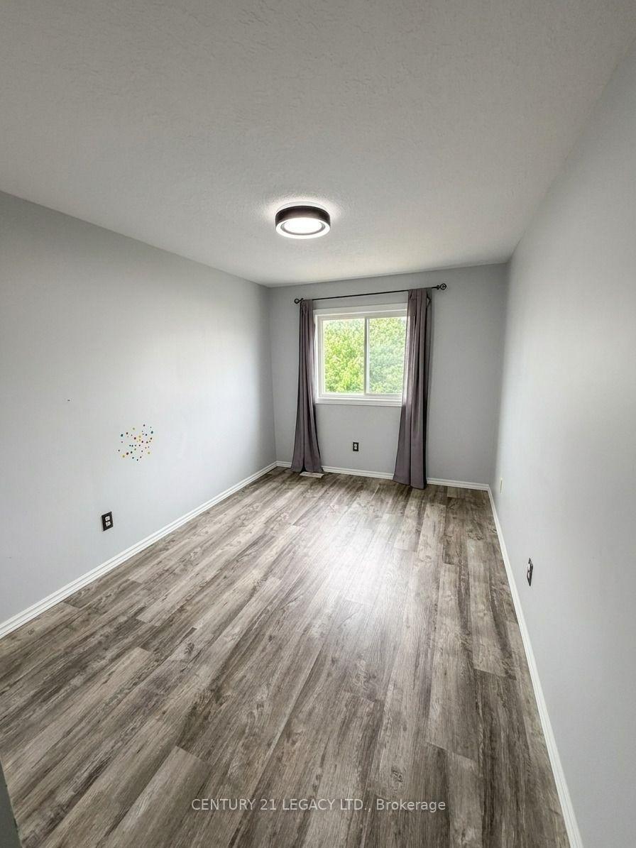 Photo 8 of 34 Mountain Laurel Crescent, Kitchener, Larentian West — HOMEH
