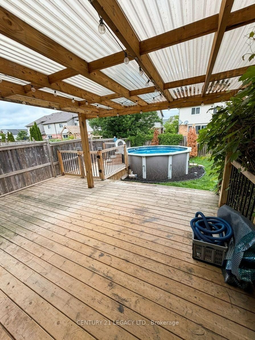 Photo 17 of 34 Mountain Laurel Crescent, Kitchener, Larentian West — HOMEH