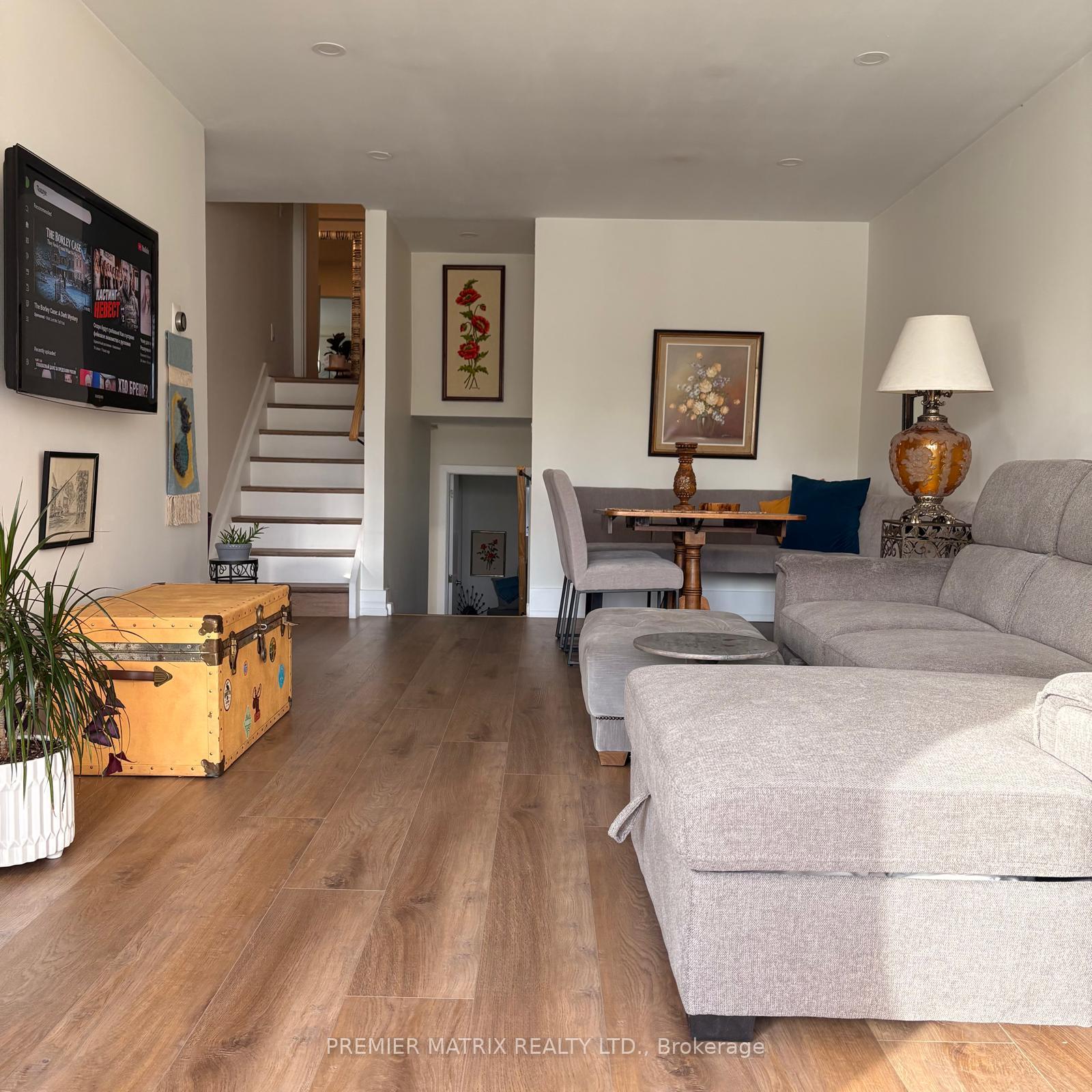 Photo 2 of 19 Beckenham Court, Etobicoke, Etobicoke West Mall — HOMEH
