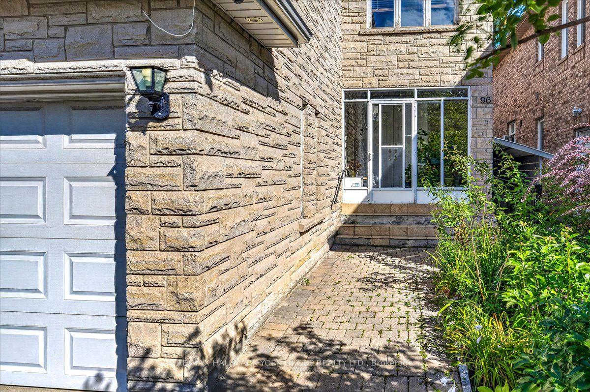Photo 3 of 96 Townsgate Drive, Vaughan, Crestwood-Springfarm-Yorkhill — HOMEH