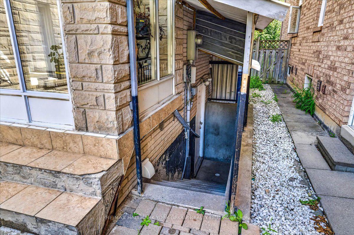 Photo 4 of 96 Townsgate Drive, Vaughan, Crestwood-Springfarm-Yorkhill — HOMEH