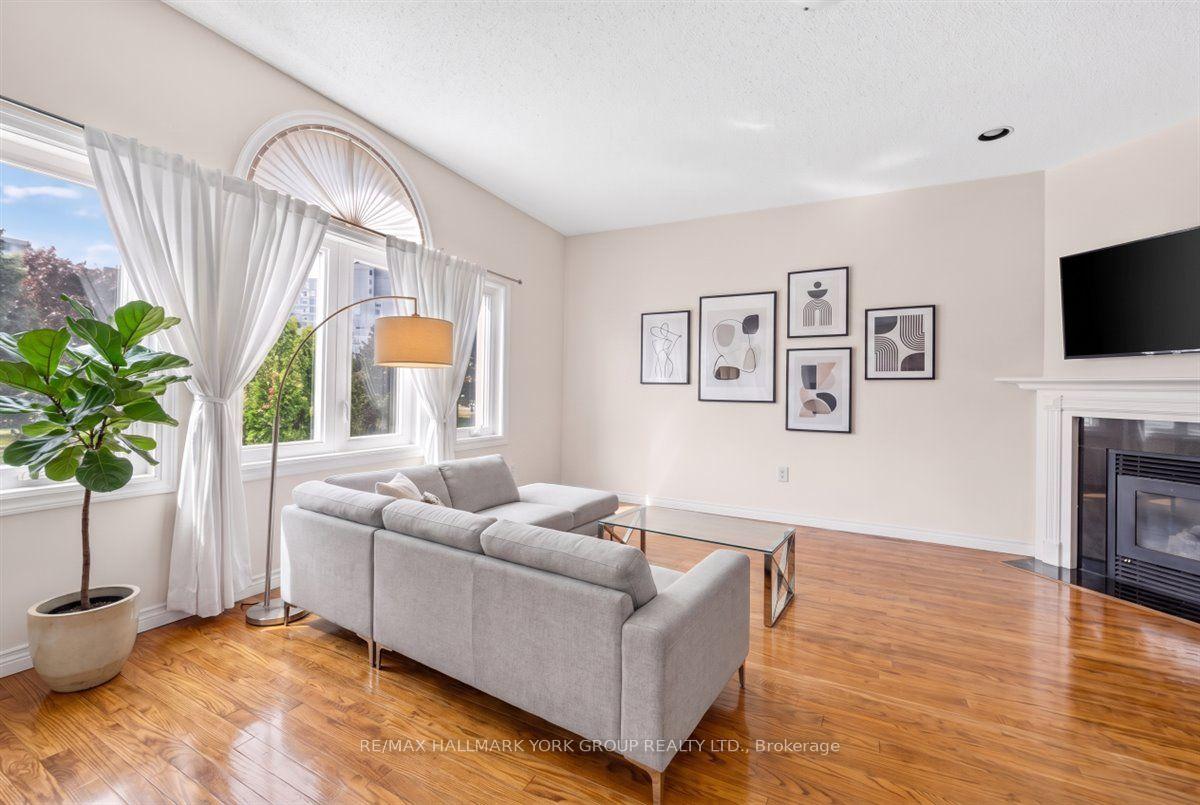 Photo 7 of 96 Townsgate Drive, Vaughan, Crestwood-Springfarm-Yorkhill — HOMEH