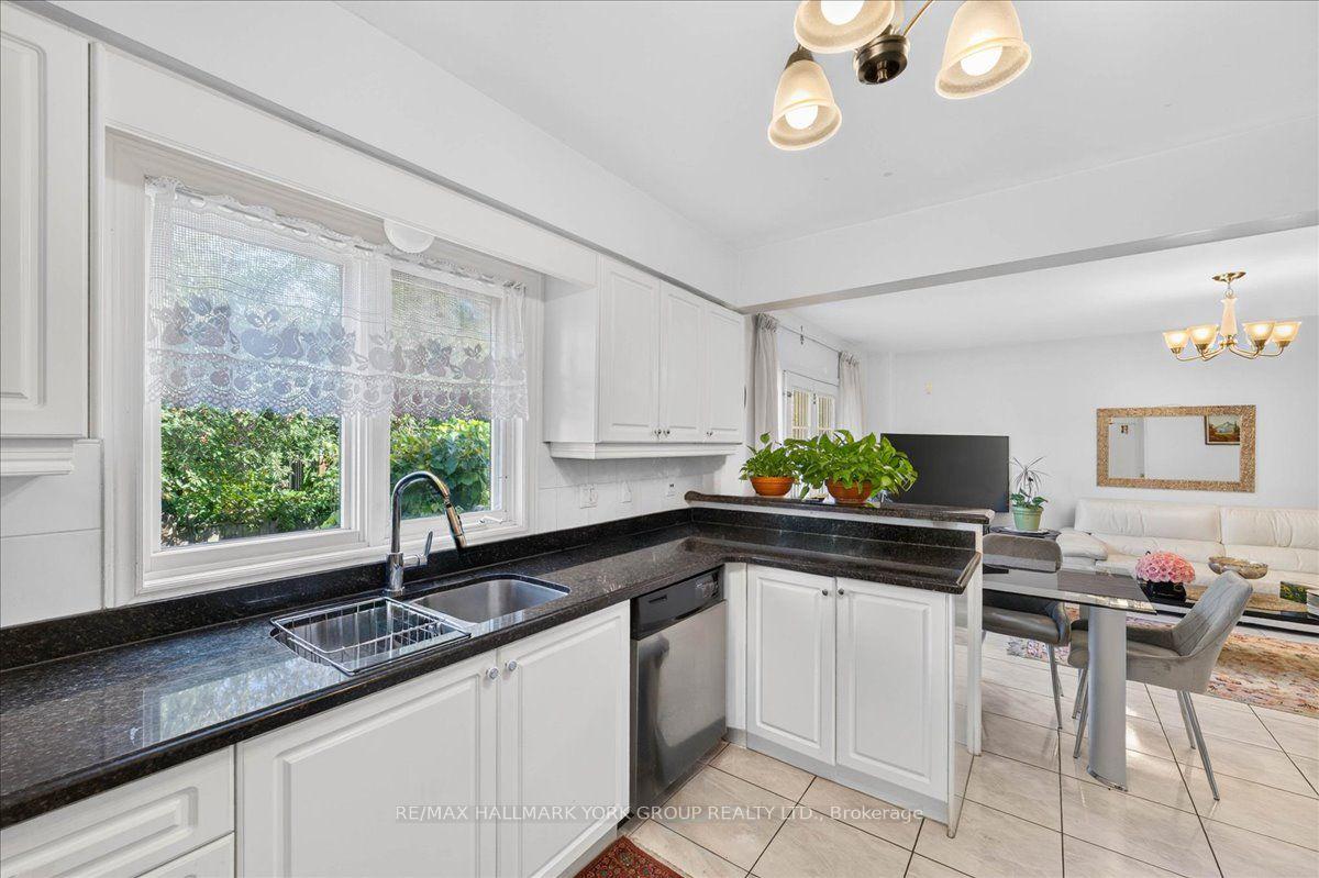 Photo 15 of 96 Townsgate Drive, Vaughan, Crestwood-Springfarm-Yorkhill — HOMEH