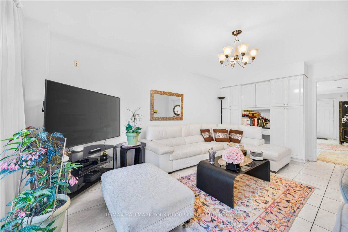 Photo 16 of 96 Townsgate Drive, Vaughan, Crestwood-Springfarm-Yorkhill — HOMEH