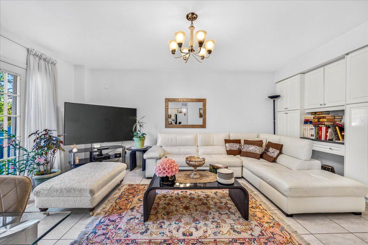Photo 18 of 96 Townsgate Drive, Vaughan, Crestwood-Springfarm-Yorkhill — HOMEH