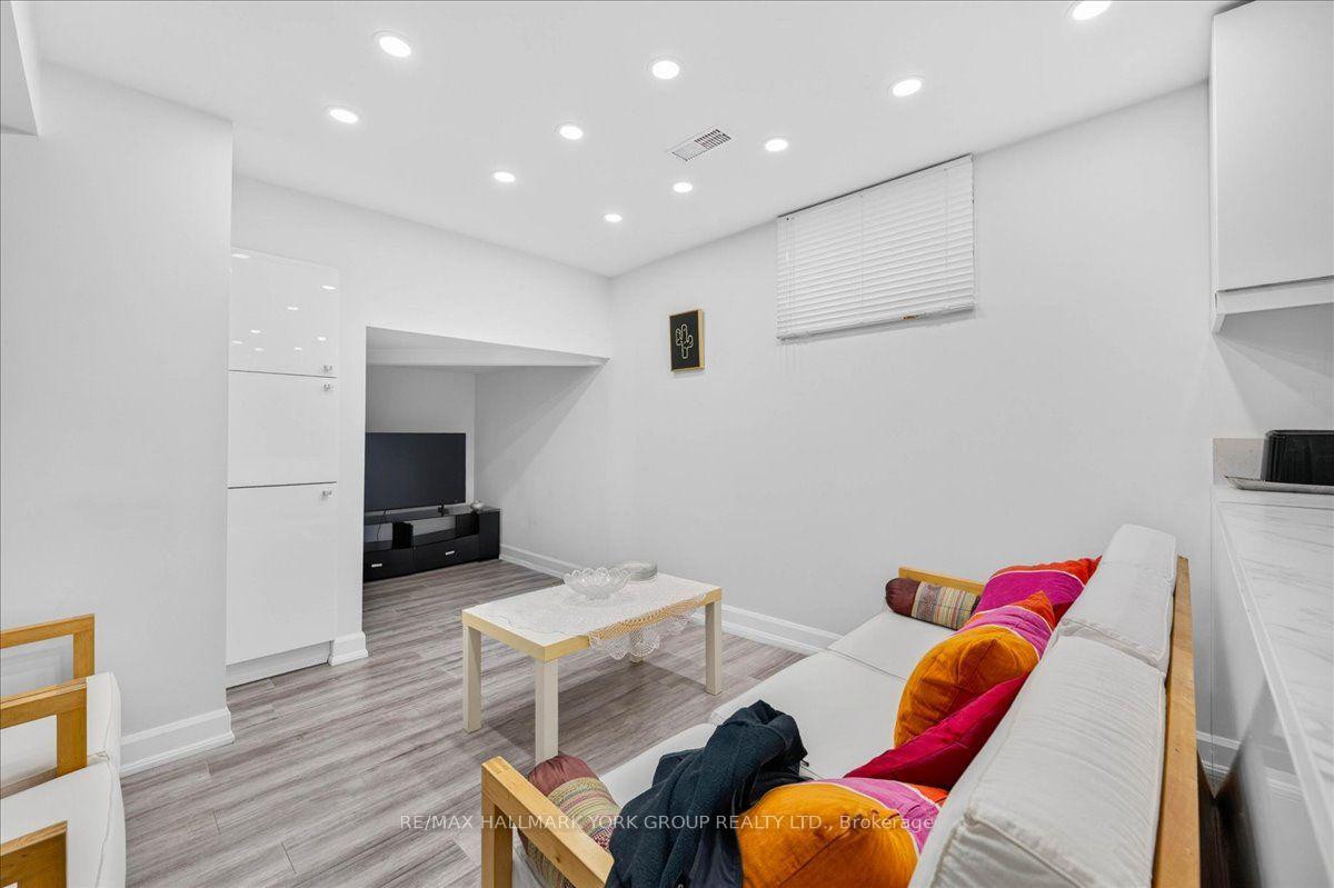 Photo 23 of 96 Townsgate Drive, Vaughan, Crestwood-Springfarm-Yorkhill — HOMEH