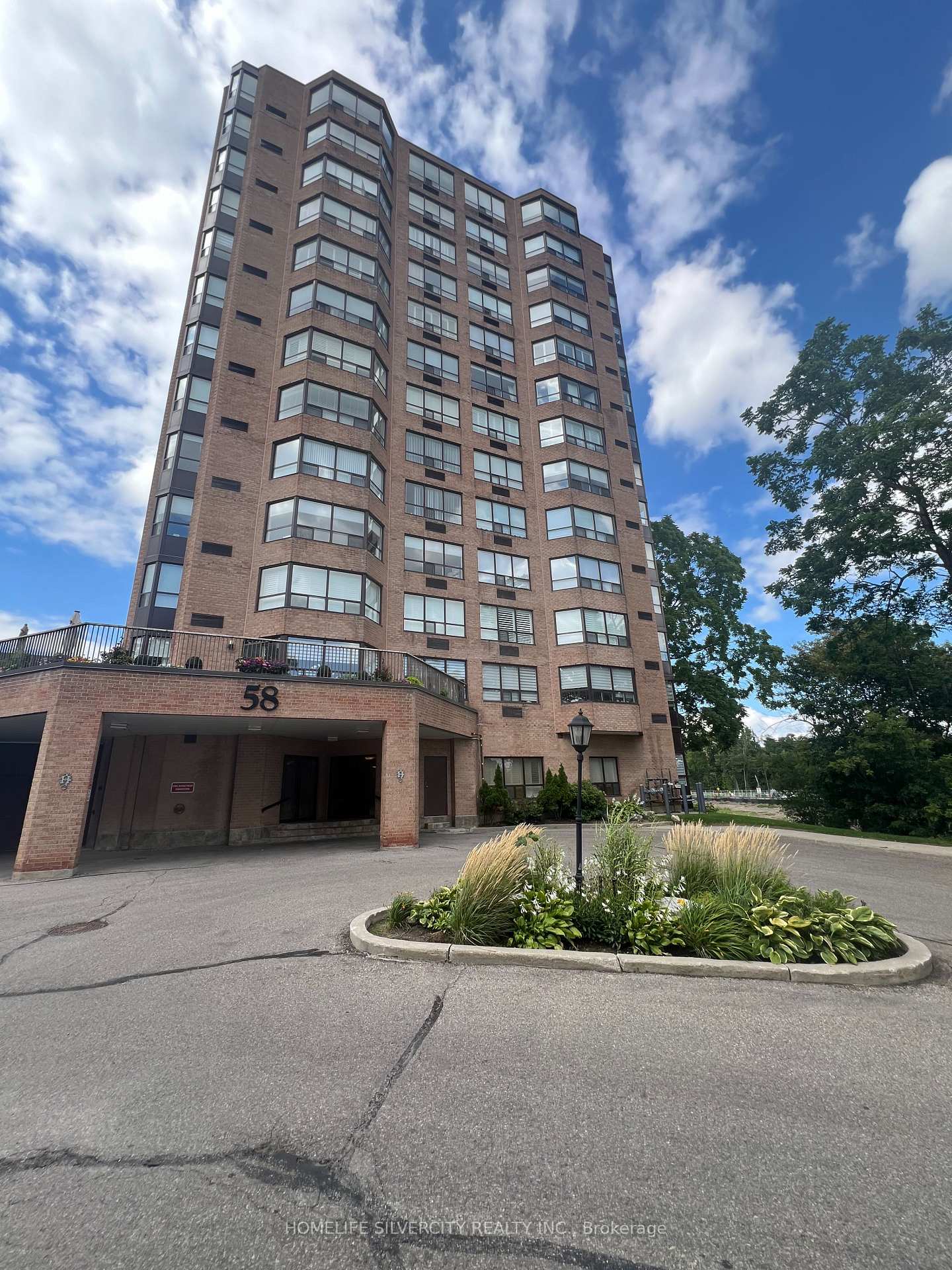 Photo 4 of Unit 1002, 58 Church Street E, Brampton, Downtown Brampton — HOMEH