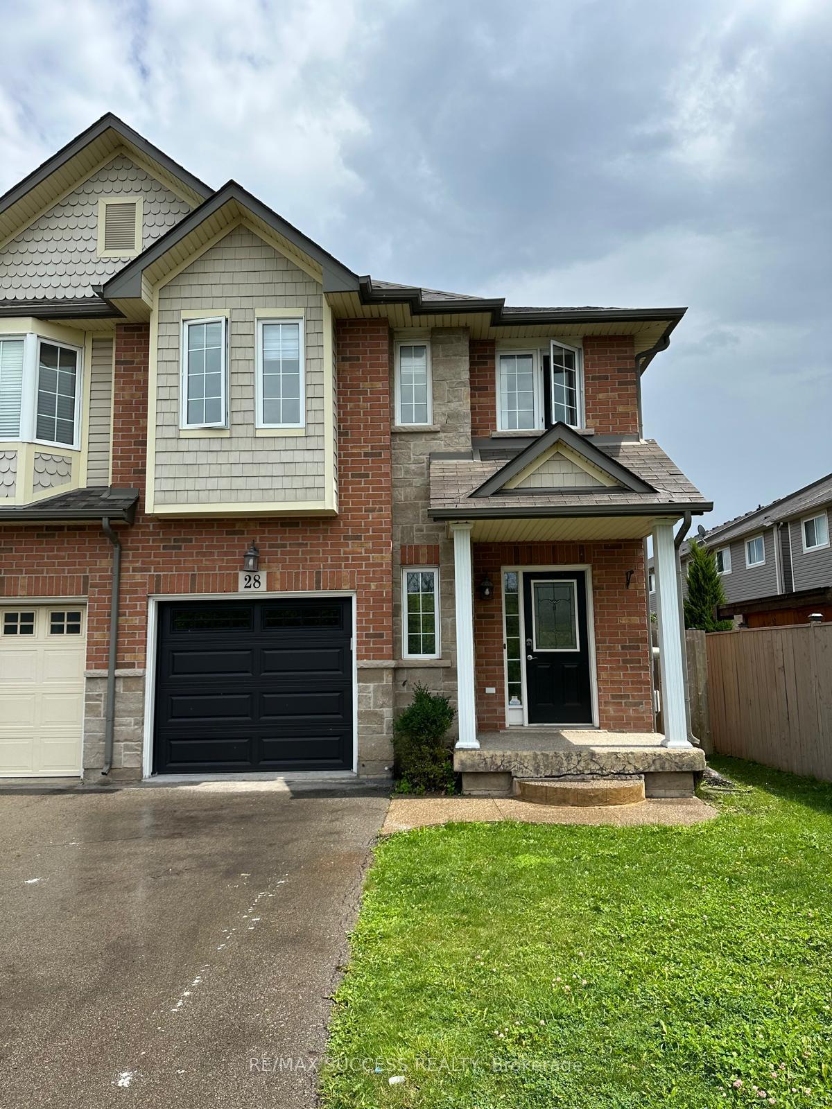Photo 1 of 28 Dartmouth Gate, Hamilton, Lakeshore — HOMEH