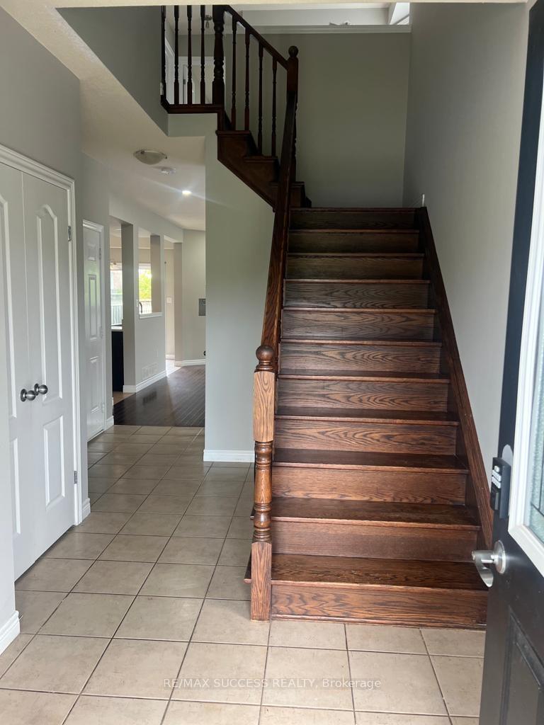 Photo 3 of 28 Dartmouth Gate, Hamilton, Lakeshore — HOMEH