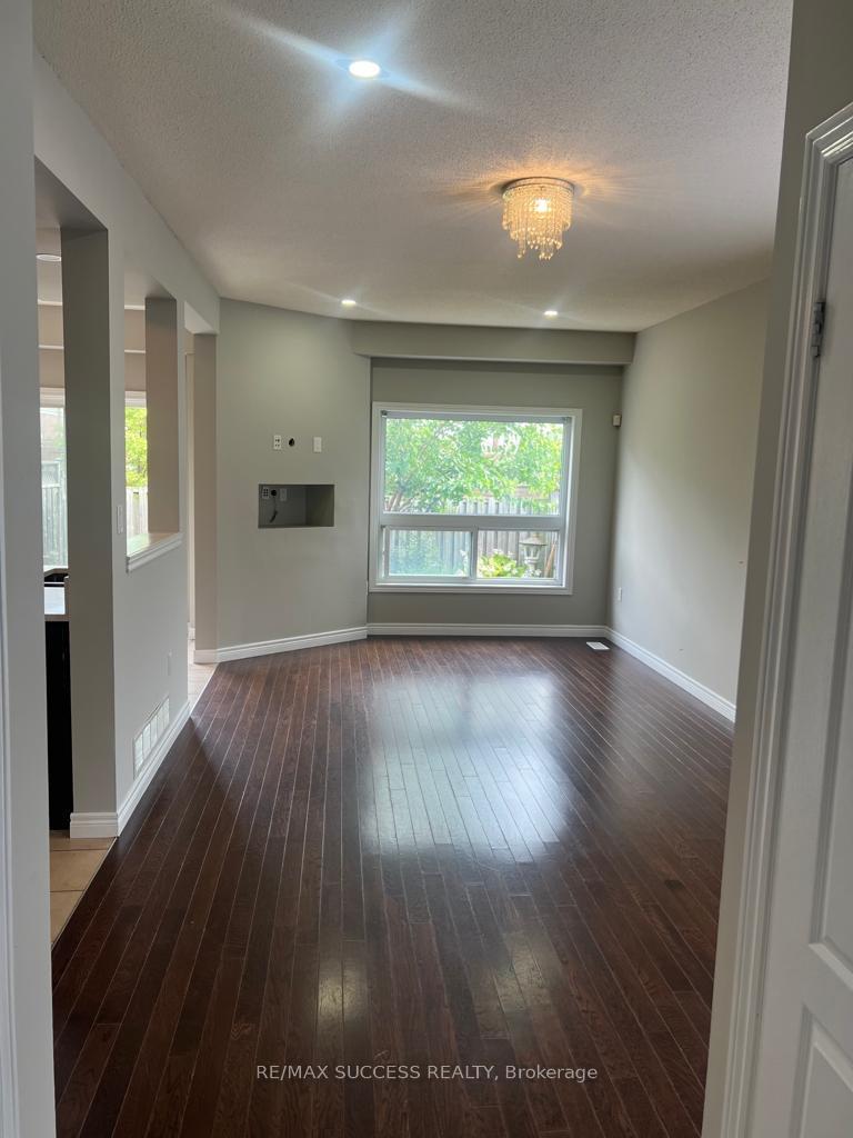 Photo 4 of 28 Dartmouth Gate, Hamilton, Lakeshore — HOMEH