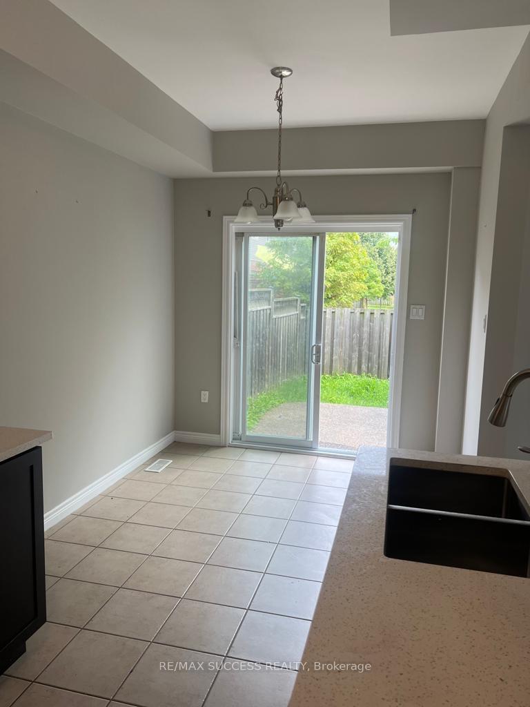 Photo 7 of 28 Dartmouth Gate, Hamilton, Lakeshore — HOMEH