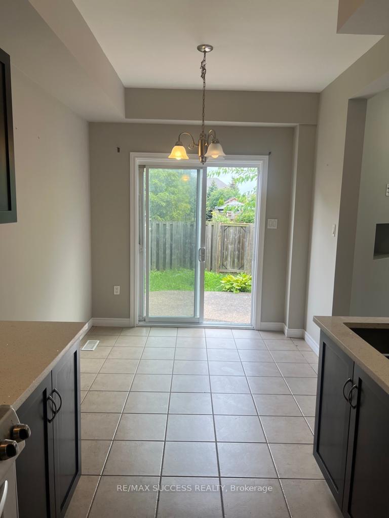 Photo 8 of 28 Dartmouth Gate, Hamilton, Lakeshore — HOMEH